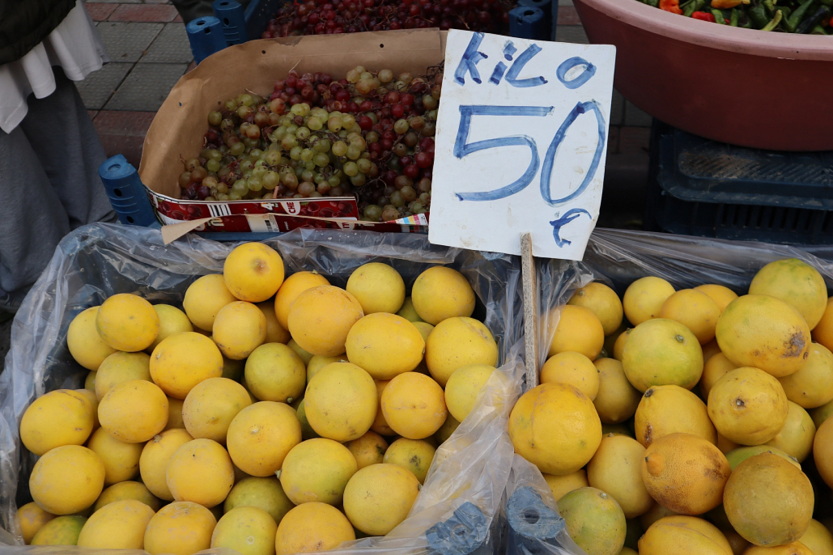 Malatya'da perşembe pazarında sebze fiyatları yüz güldürdü, meyve tezgâhları yine cep yaktı