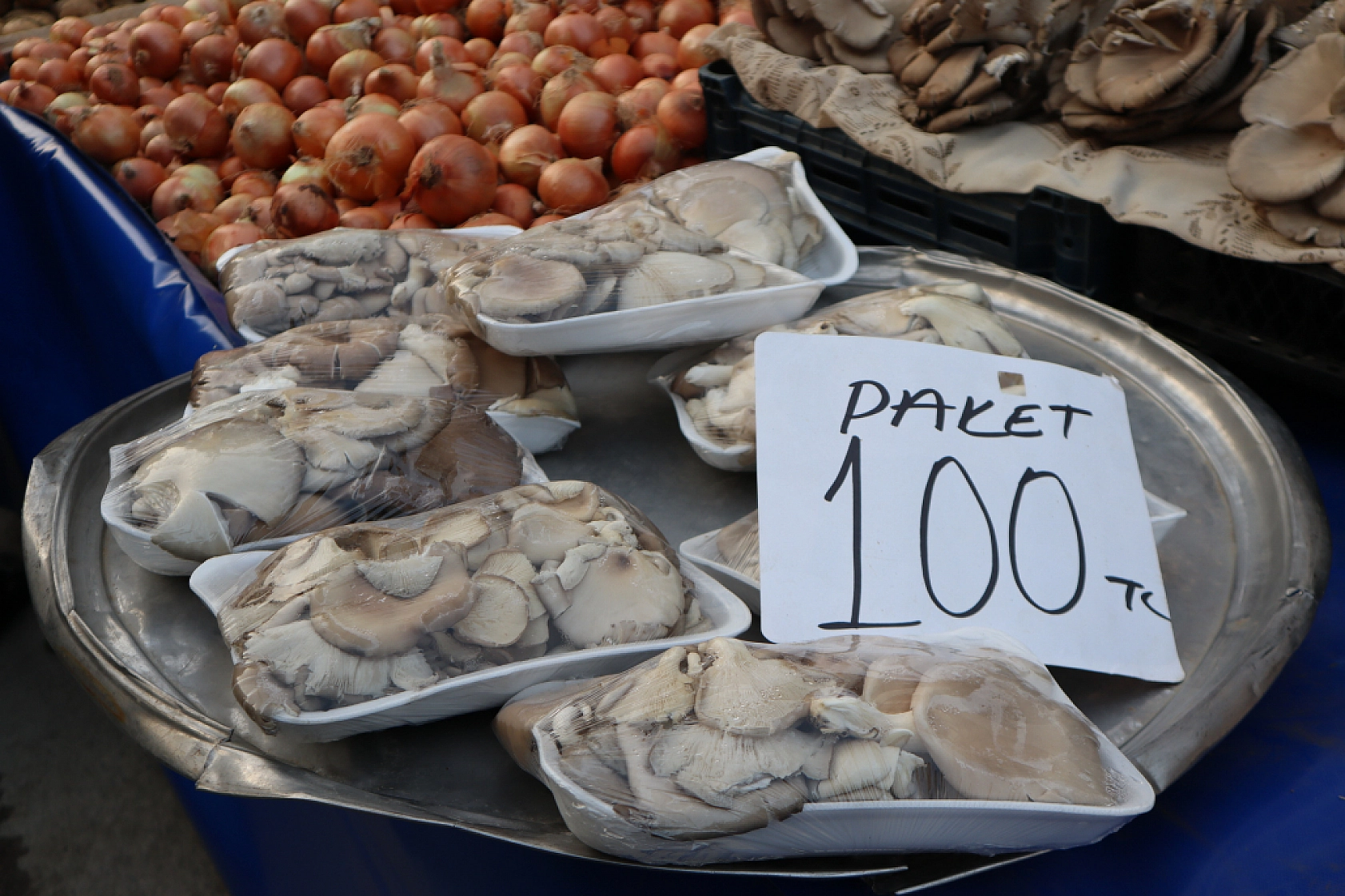 Malatya'da perşembe pazarında sebze fiyatları yüz güldürdü, meyve tezgâhları yine cep yaktı