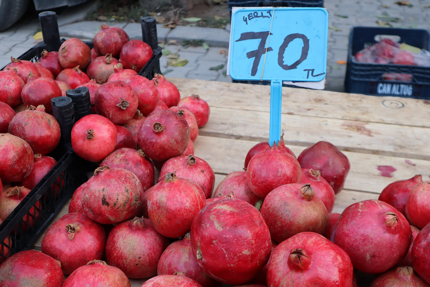 Malatya'da perşembe pazarında sebze fiyatları yüz güldürdü, meyve tezgâhları yine cep yaktı