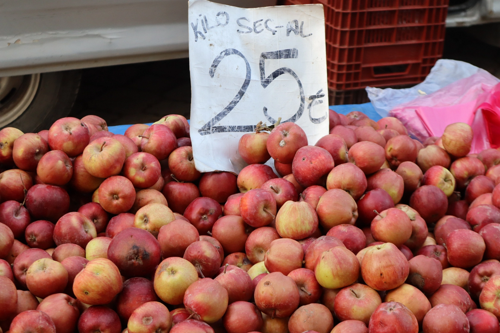 Malatya'da perşembe pazarında sebze fiyatları yüz güldürdü, meyve tezgâhları yine cep yaktı