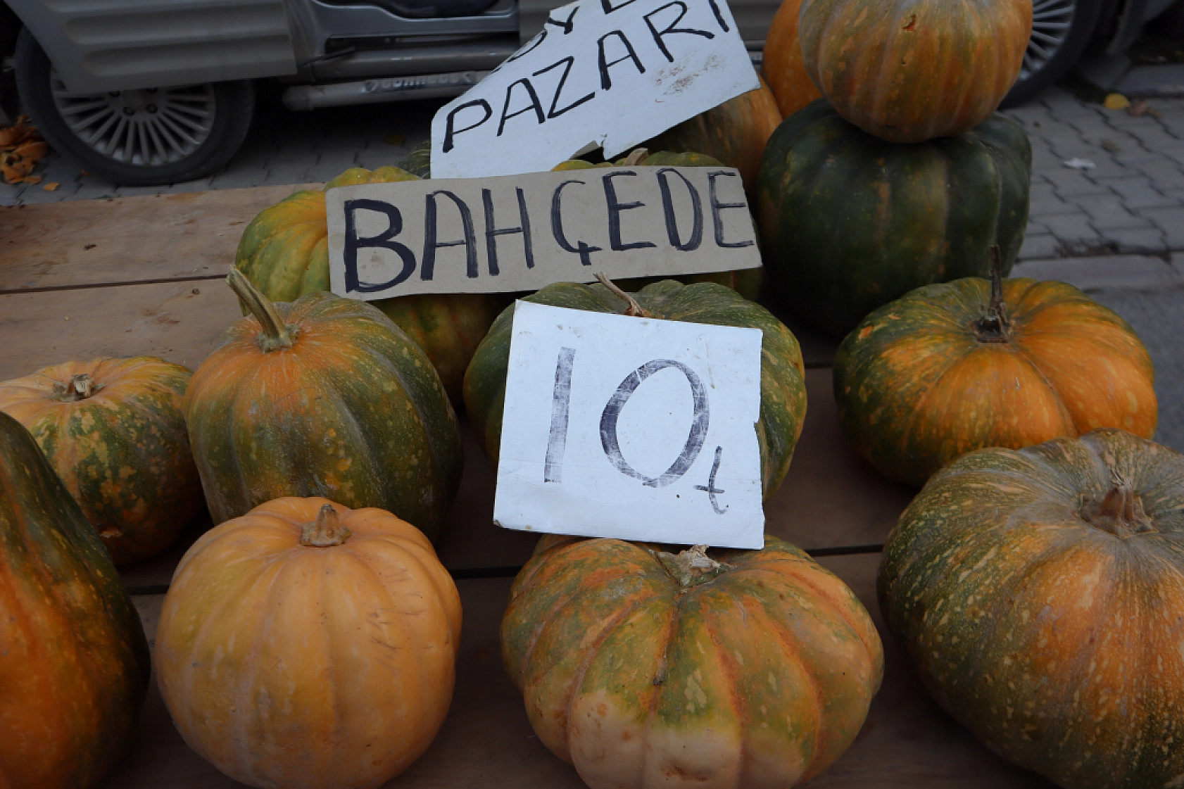 Malatya'da perşembe pazarında sebze fiyatları yüz güldürdü, meyve tezgâhları yine cep yaktı