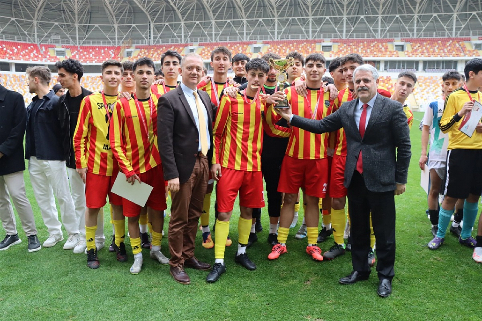 Malatya'da Tarihi Final: Gençler Dev Stadyumda Buluştu! Hayaller Gerçek Oldu…