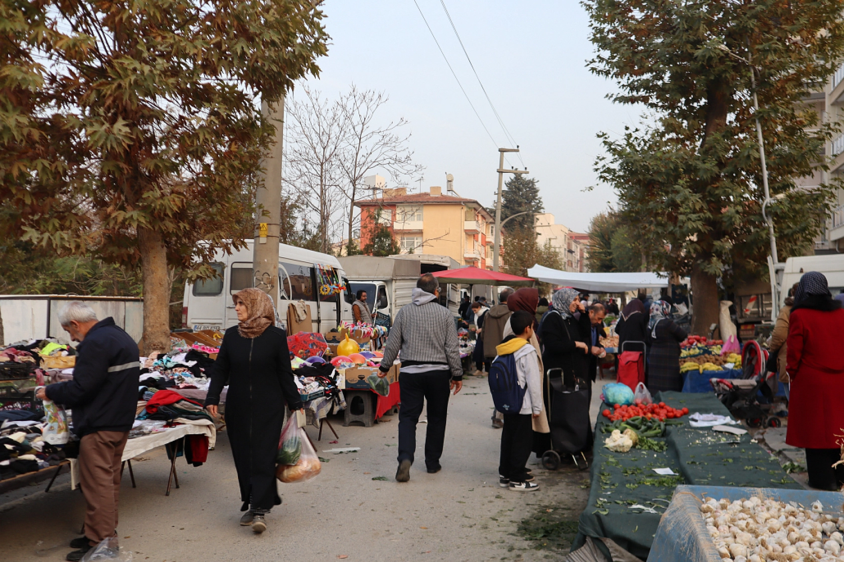 Malatya'da perşembe pazarında sebze fiyatları yüz güldürdü, meyve tezgâhları yine cep yaktı