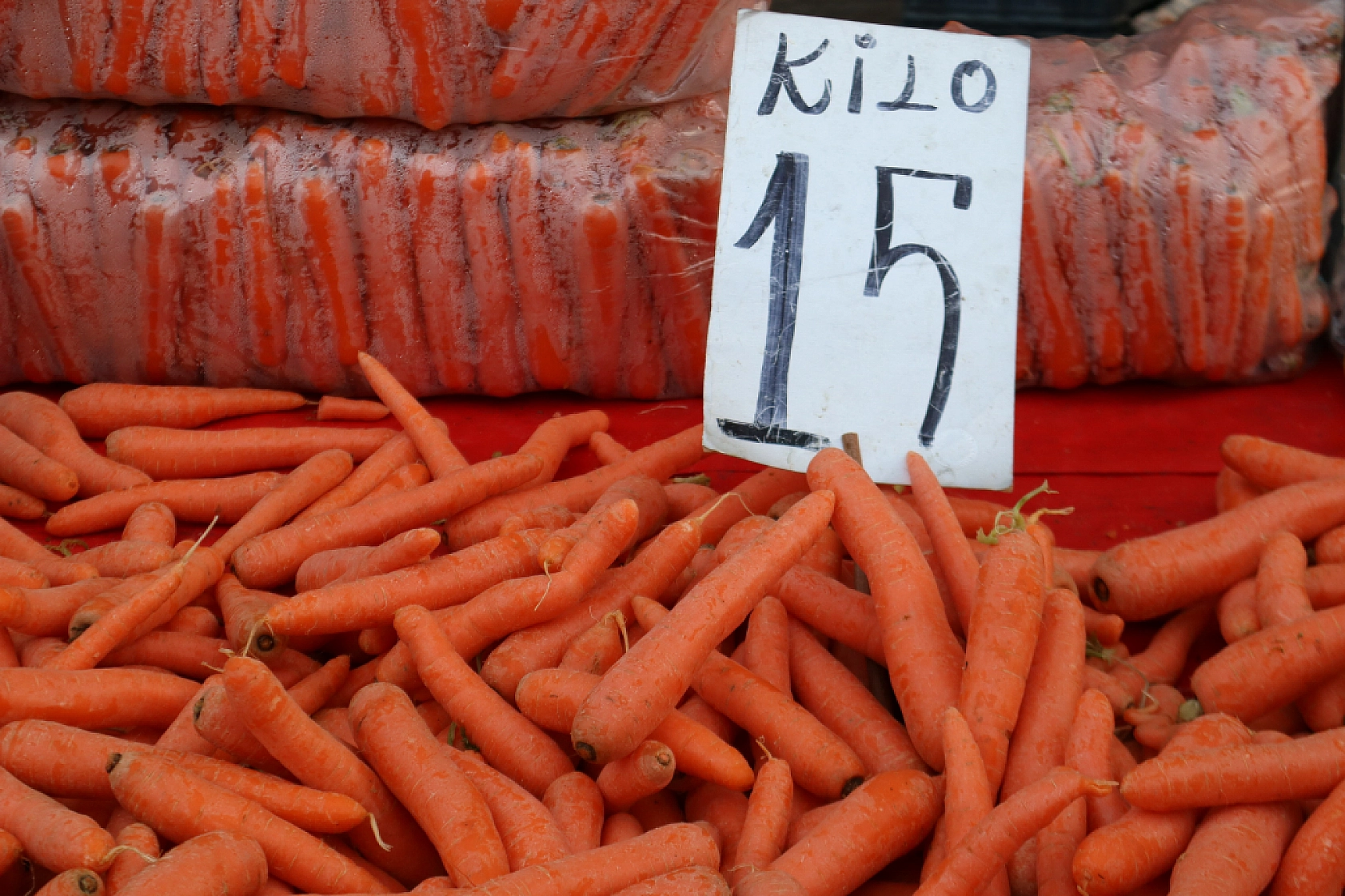 Malatya'da perşembe pazarında sebze fiyatları yüz güldürdü, meyve tezgâhları yine cep yaktı