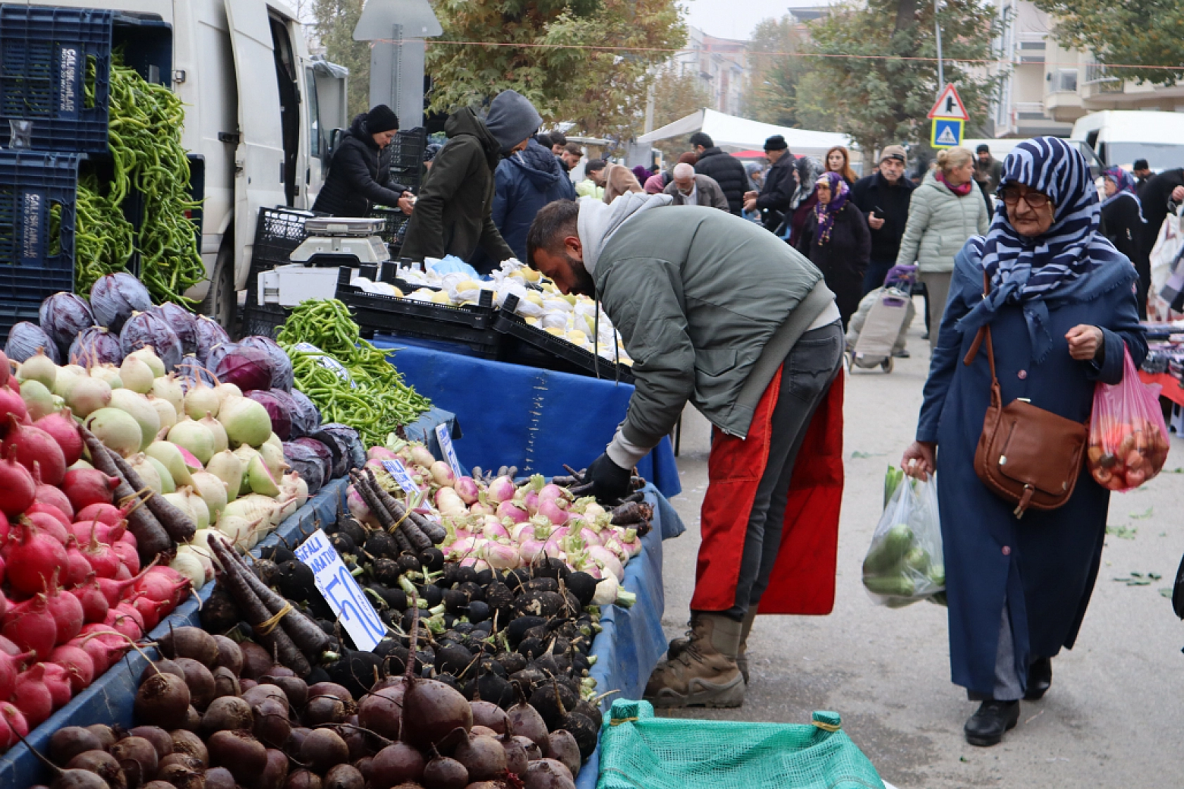 Cebini düşünen Malatyalılar, semt pazarını tercih ediyor! İşte güncel perşembe pazarı fiyatları..