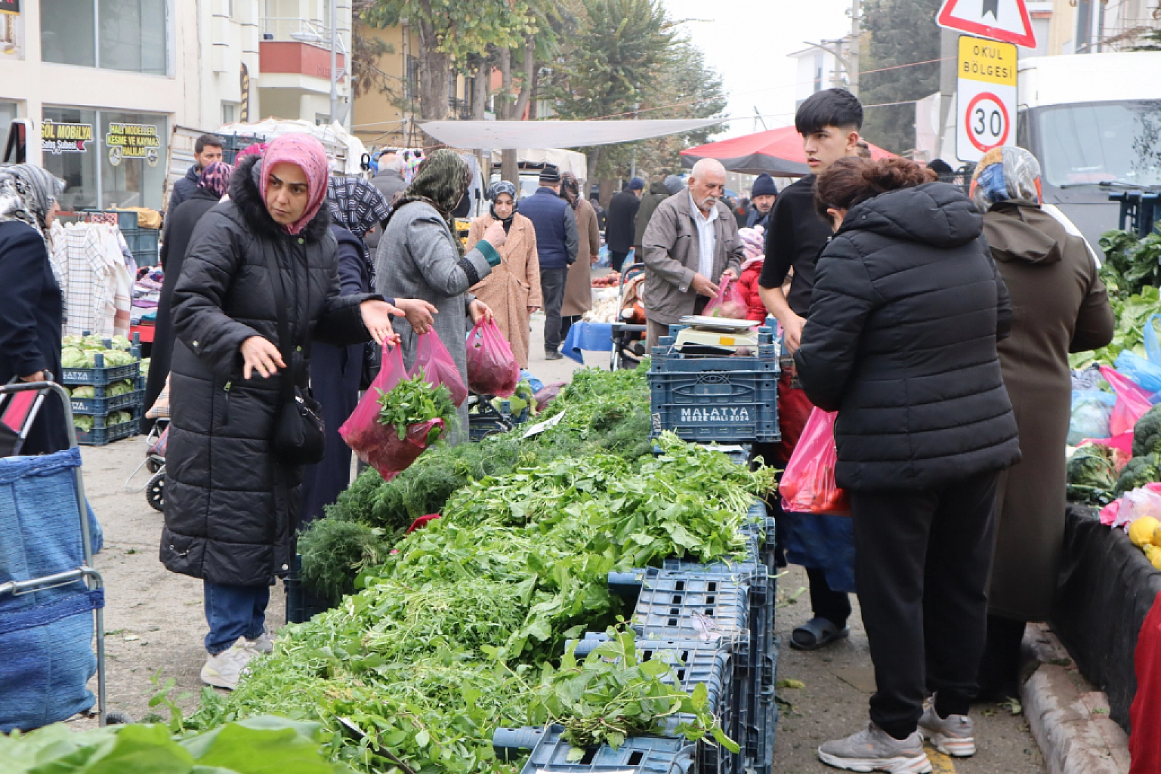 Cebini düşünen Malatyalılar, semt pazarını tercih ediyor! İşte güncel perşembe pazarı fiyatları..