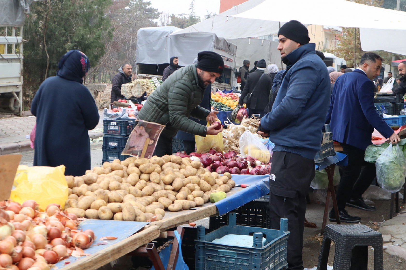 Cebini düşünen Malatyalılar, semt pazarını tercih ediyor! İşte güncel perşembe pazarı fiyatları..