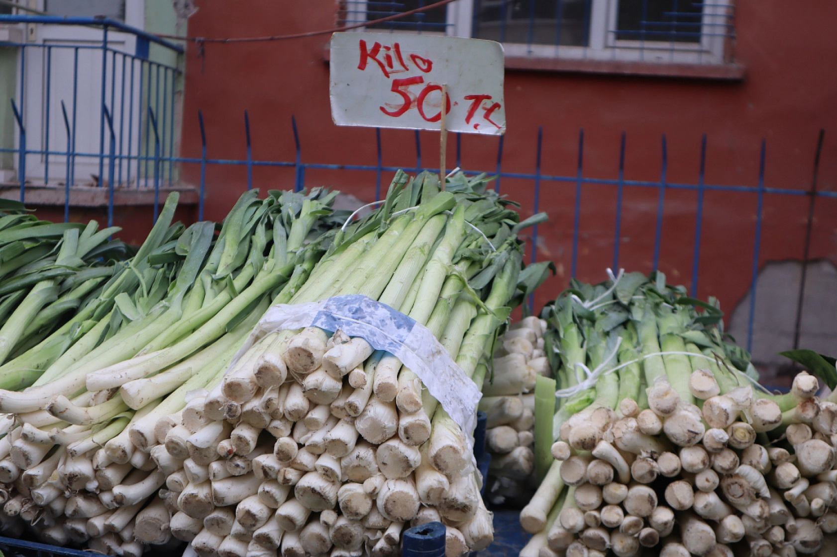 Malatyalılar Soğuk Havaya Rağmen Pazara Akın Ettiler! İşte Güncel Pazar Fiyatları….