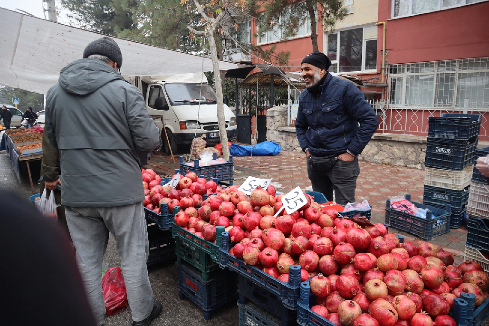Malatyalılar Soğuk Havaya Rağmen Pazara Akın Ettiler! İşte Güncel Pazar Fiyatları….