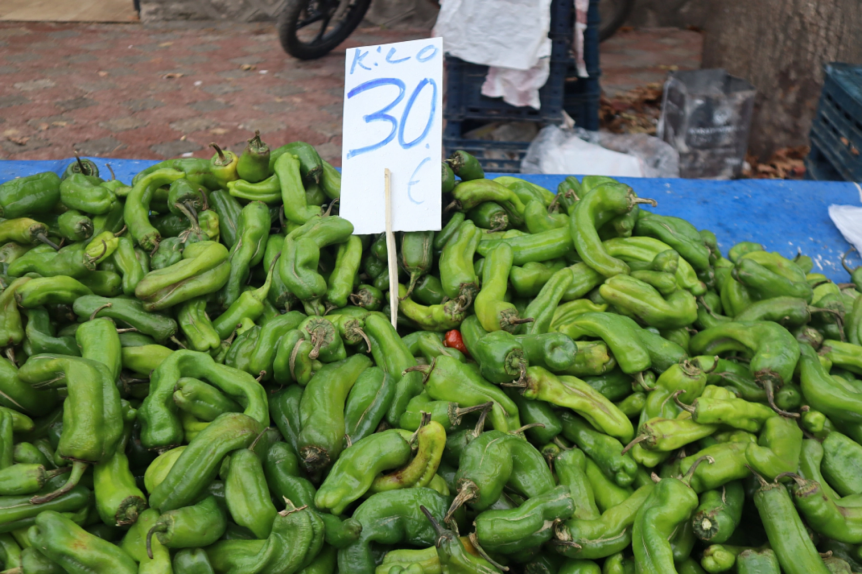 Malatyalılar Soğuk Havaya Rağmen Pazara Akın Ettiler! İşte Güncel Pazar Fiyatları….