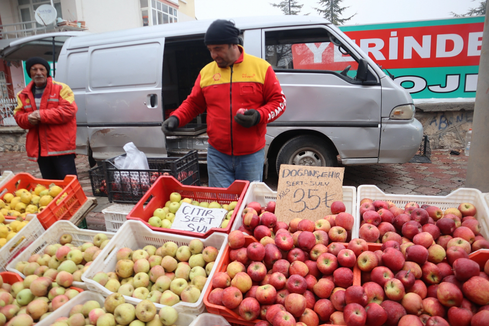 Malatyalılar Soğuk Havaya Rağmen Pazara Akın Ettiler! İşte Güncel Pazar Fiyatları….