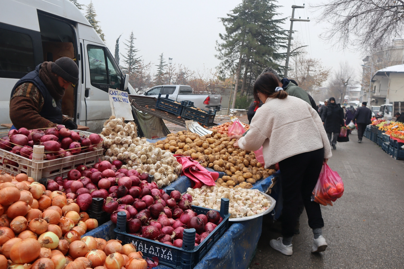 Malatyalılar Soğuk Havaya Rağmen Pazara Akın Ettiler! İşte Güncel Pazar Fiyatları….
