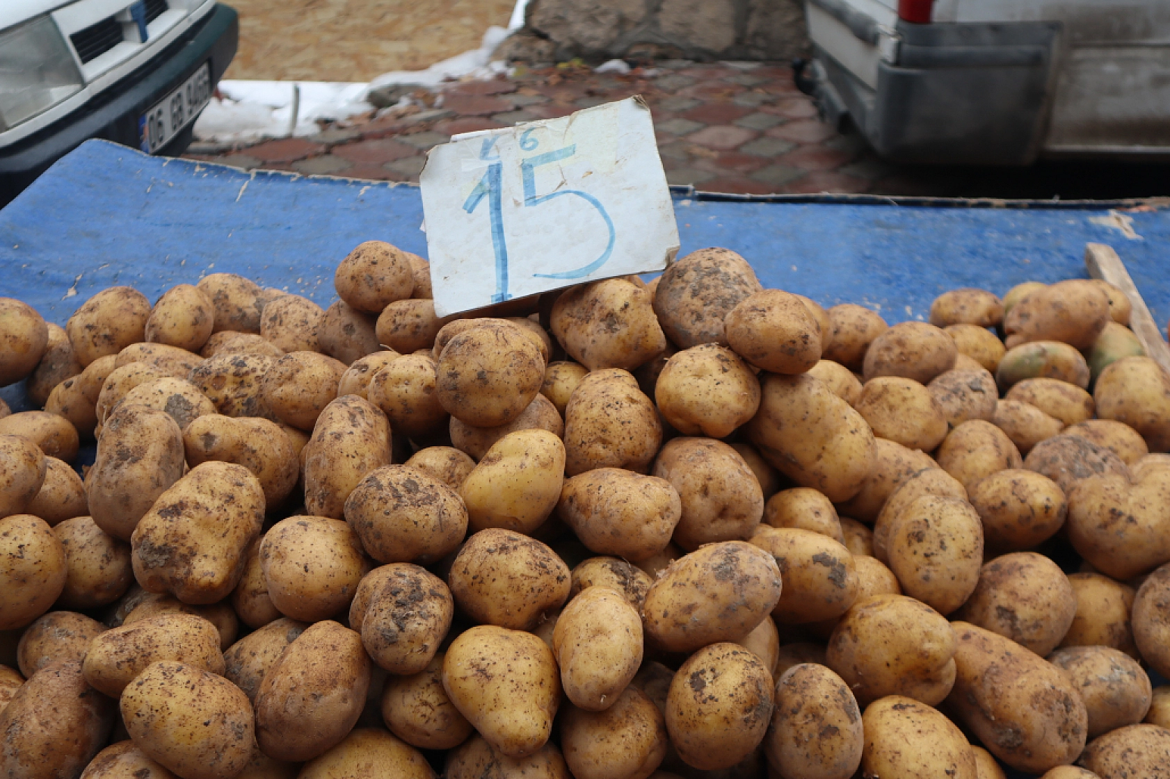 Malatyalılar Soğuk Havaya Rağmen Pazara Akın Ettiler! İşte Güncel Pazar Fiyatları….