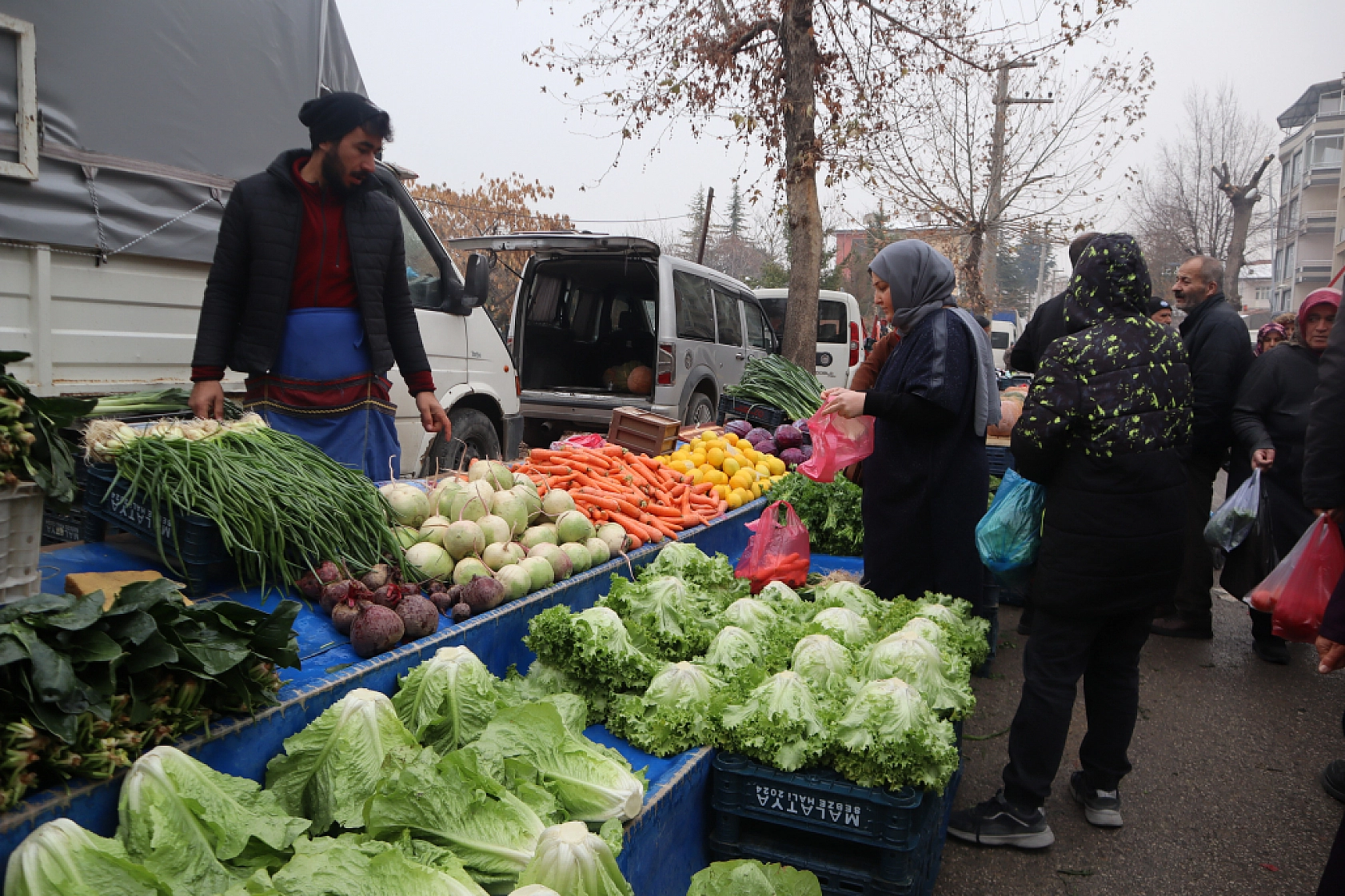 Malatyalılar Soğuk Havaya Rağmen Pazara Akın Ettiler! İşte Güncel Pazar Fiyatları….