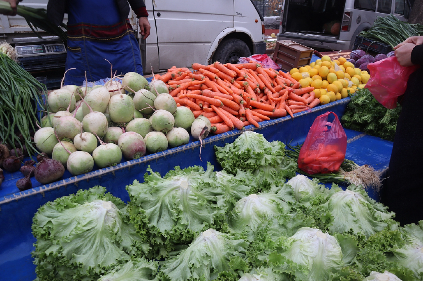 Malatyalılar Soğuk Havaya Rağmen Pazara Akın Ettiler! İşte Güncel Pazar Fiyatları….