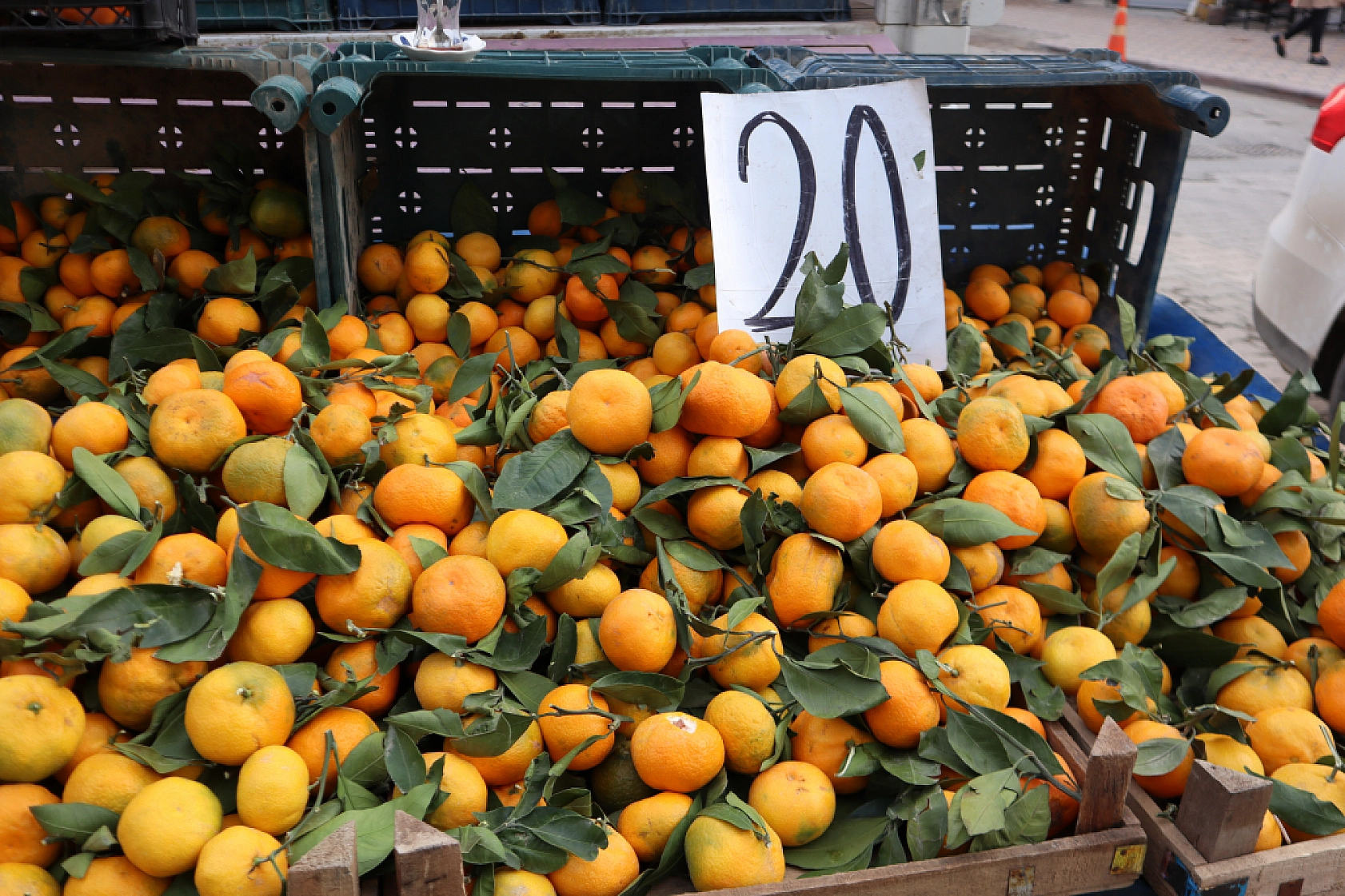 Soğuk hava pazar fiyatını etkiledi: Sebze yüz güldürürken, meyve cep yaktı!