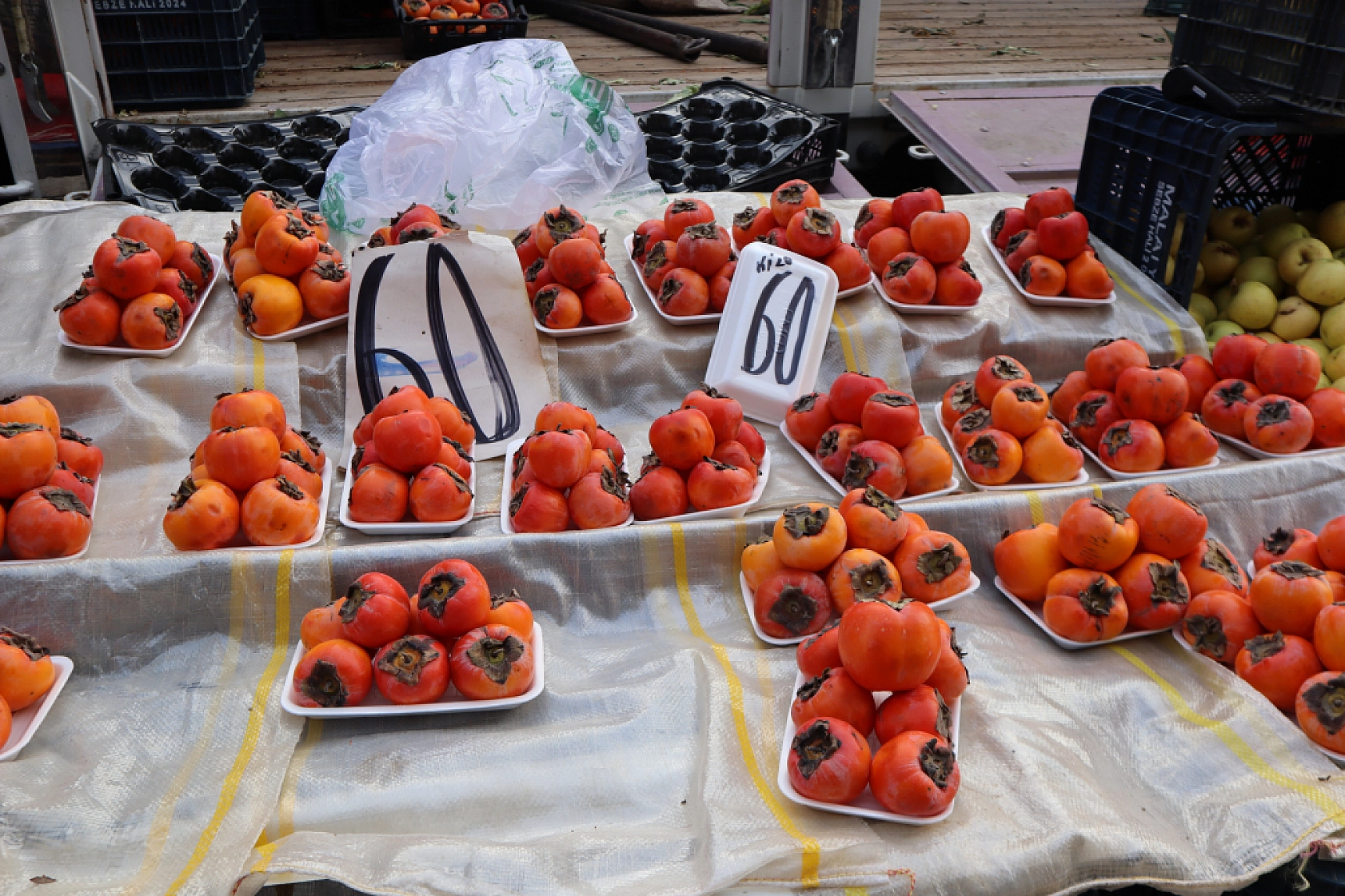 Soğuk hava pazar fiyatını etkiledi: Sebze yüz güldürürken, meyve cep yaktı!