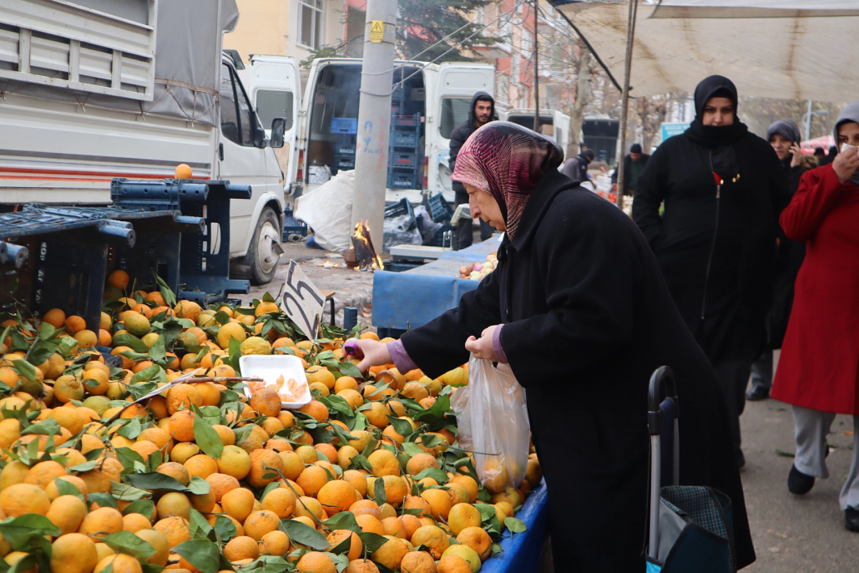 Malatyalılar Soğuk Havaya Rağmen Pazara Akın Ettiler! İşte Güncel Pazar Fiyatları….