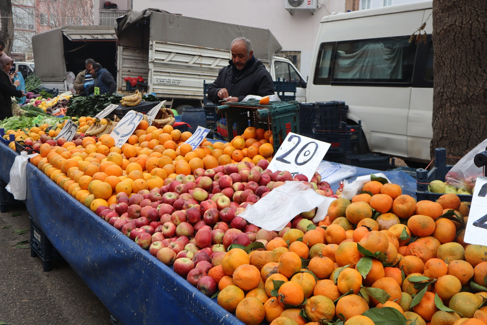 Malatyalılar Soğuk Havaya Rağmen Pazara Akın Ettiler! İşte Güncel Pazar Fiyatları….
