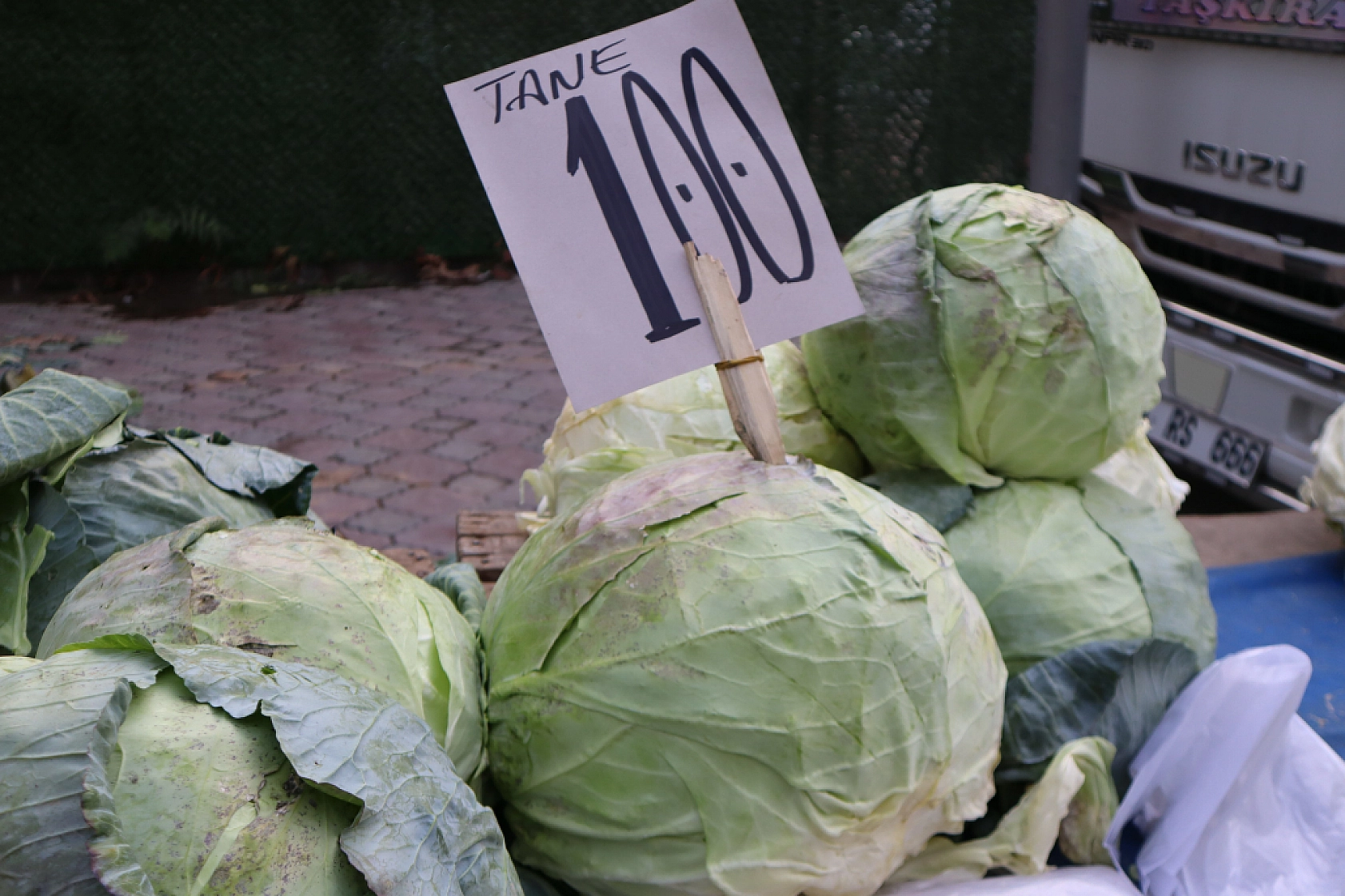 Soğuk hava pazar fiyatını etkiledi: Sebze yüz güldürürken, meyve cep yaktı!
