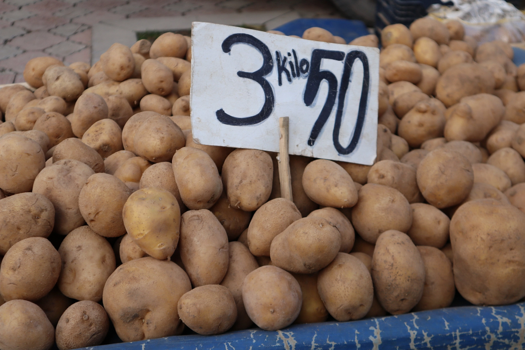 Soğuk hava pazar fiyatını etkiledi: Sebze yüz güldürürken, meyve cep yaktı!