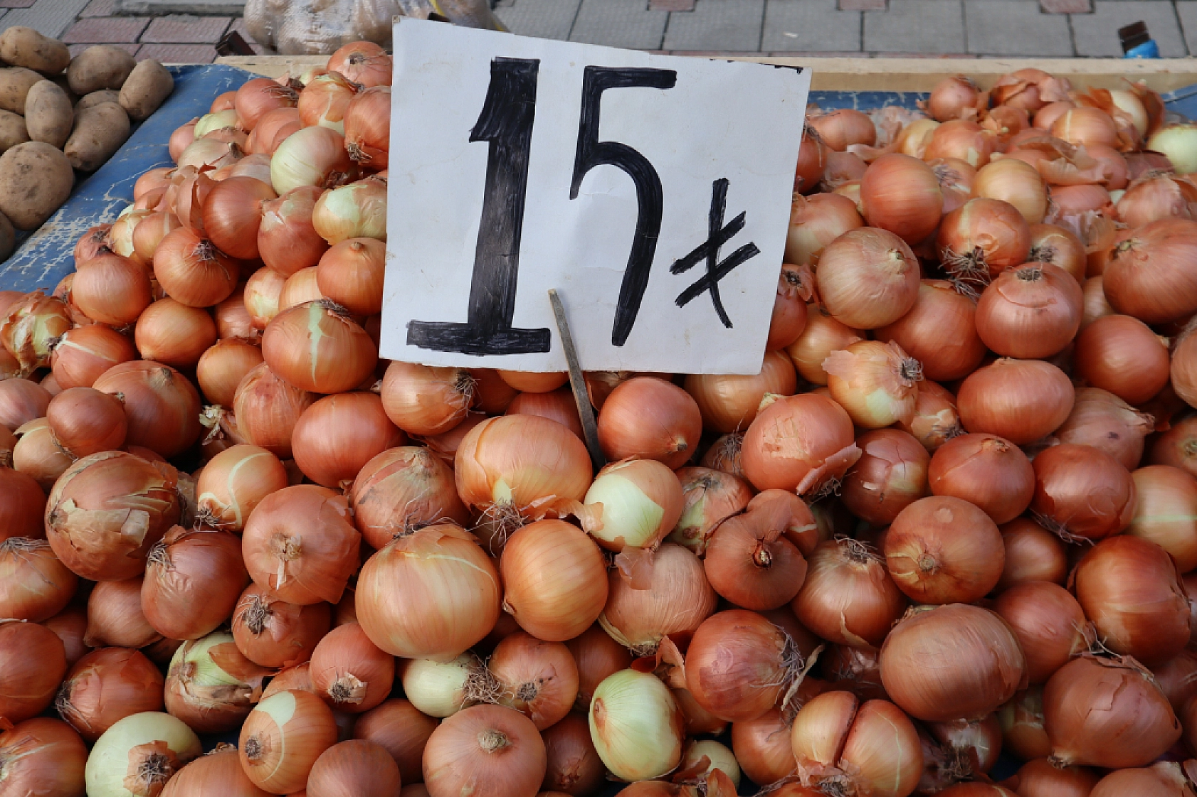 Soğuk hava pazar fiyatını etkiledi: Sebze yüz güldürürken, meyve cep yaktı!