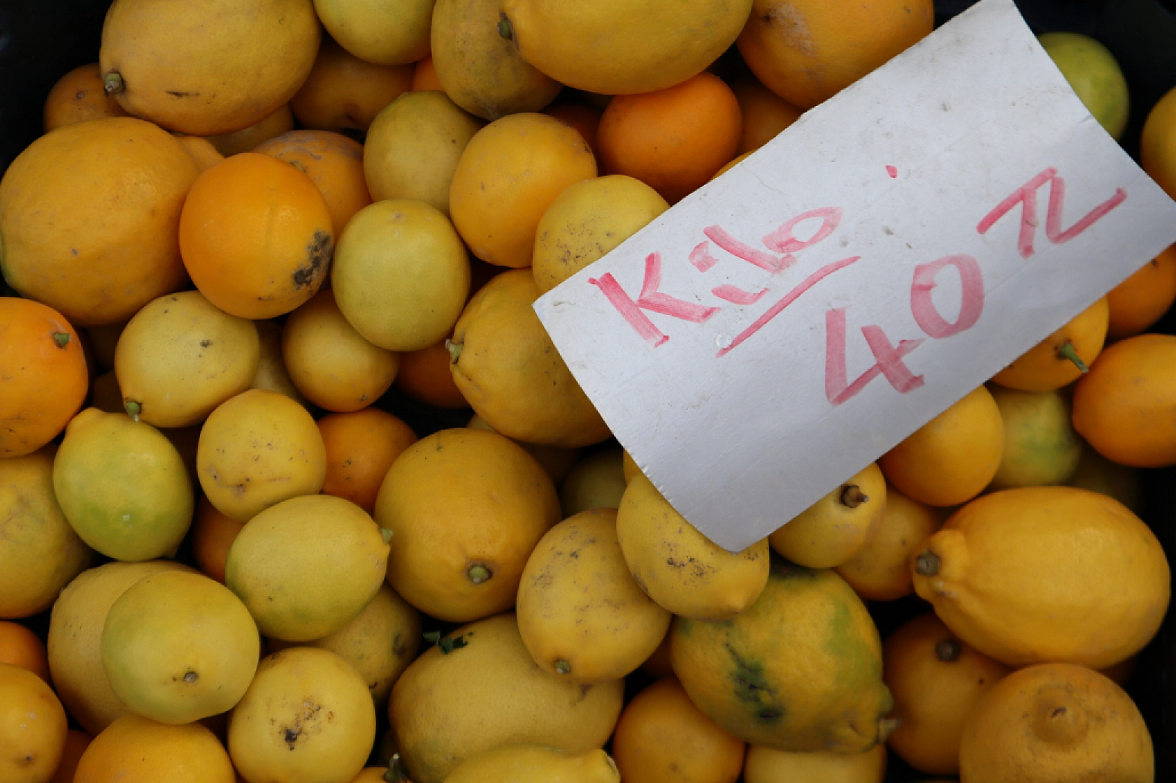 Soğuk hava pazar fiyatını etkiledi: Sebze yüz güldürürken, meyve cep yaktı!