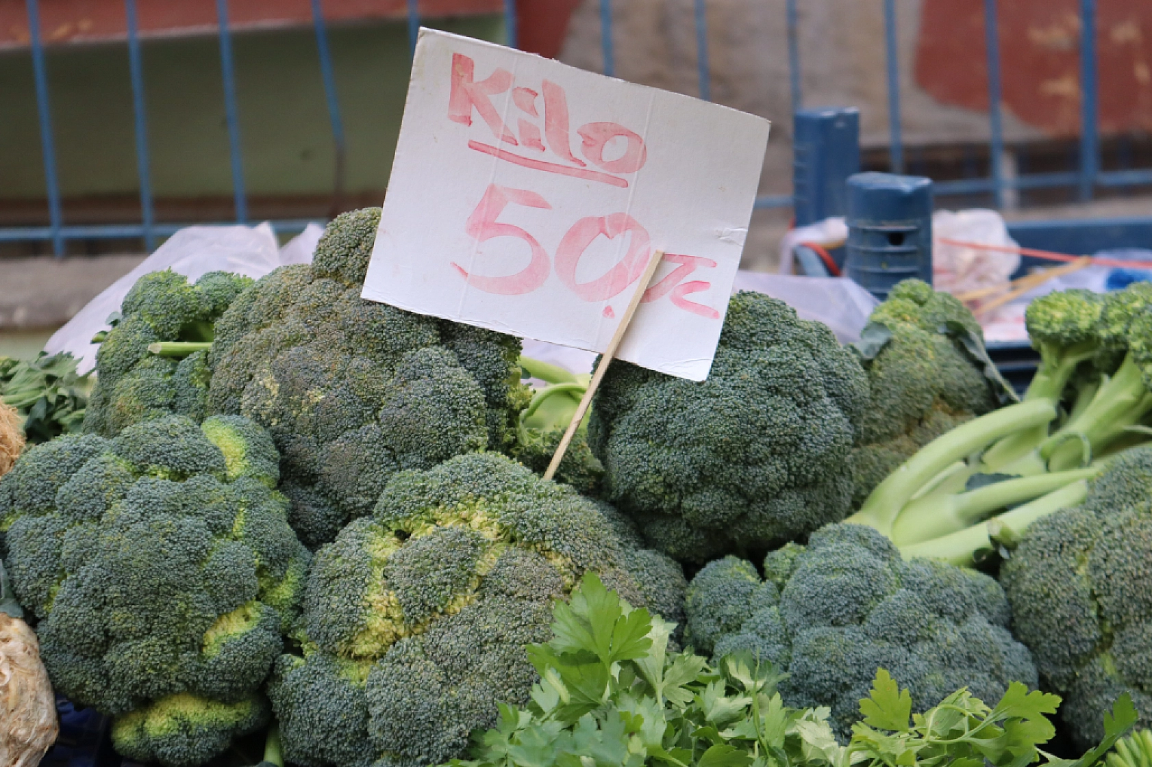 Soğuk hava pazar fiyatını etkiledi: Sebze yüz güldürürken, meyve cep yaktı!
