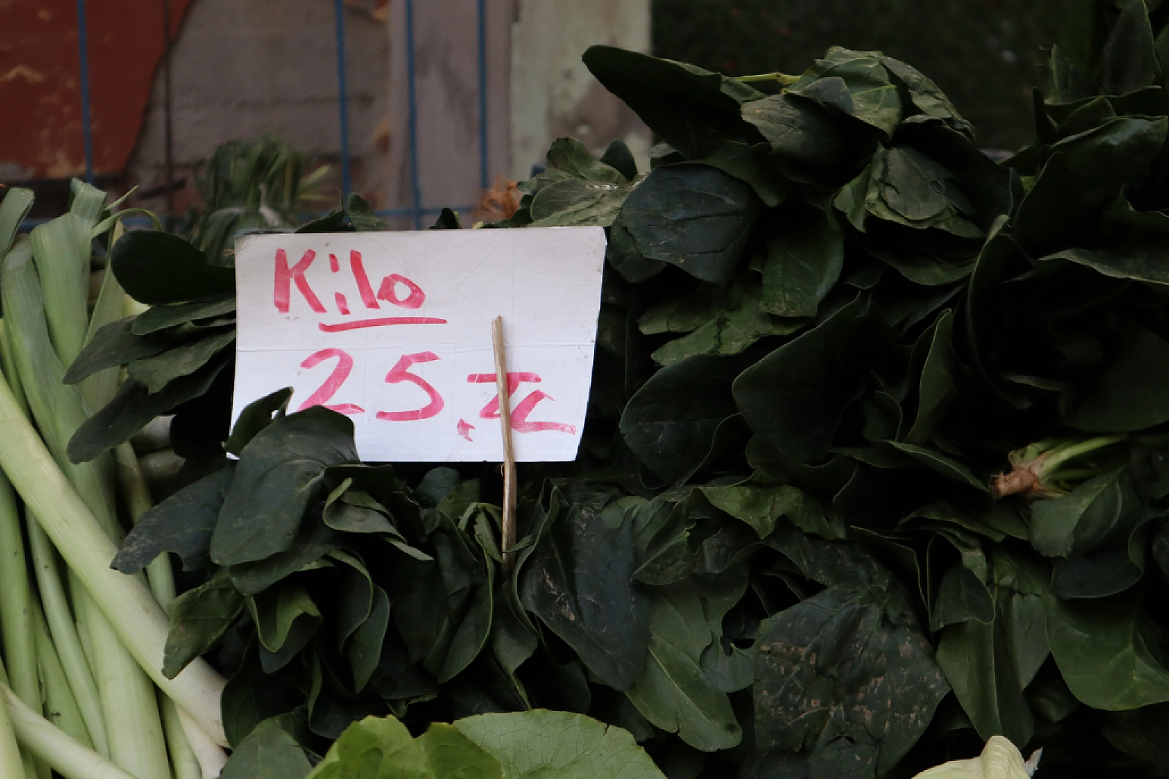 Soğuk hava pazar fiyatını etkiledi: Sebze yüz güldürürken, meyve cep yaktı!