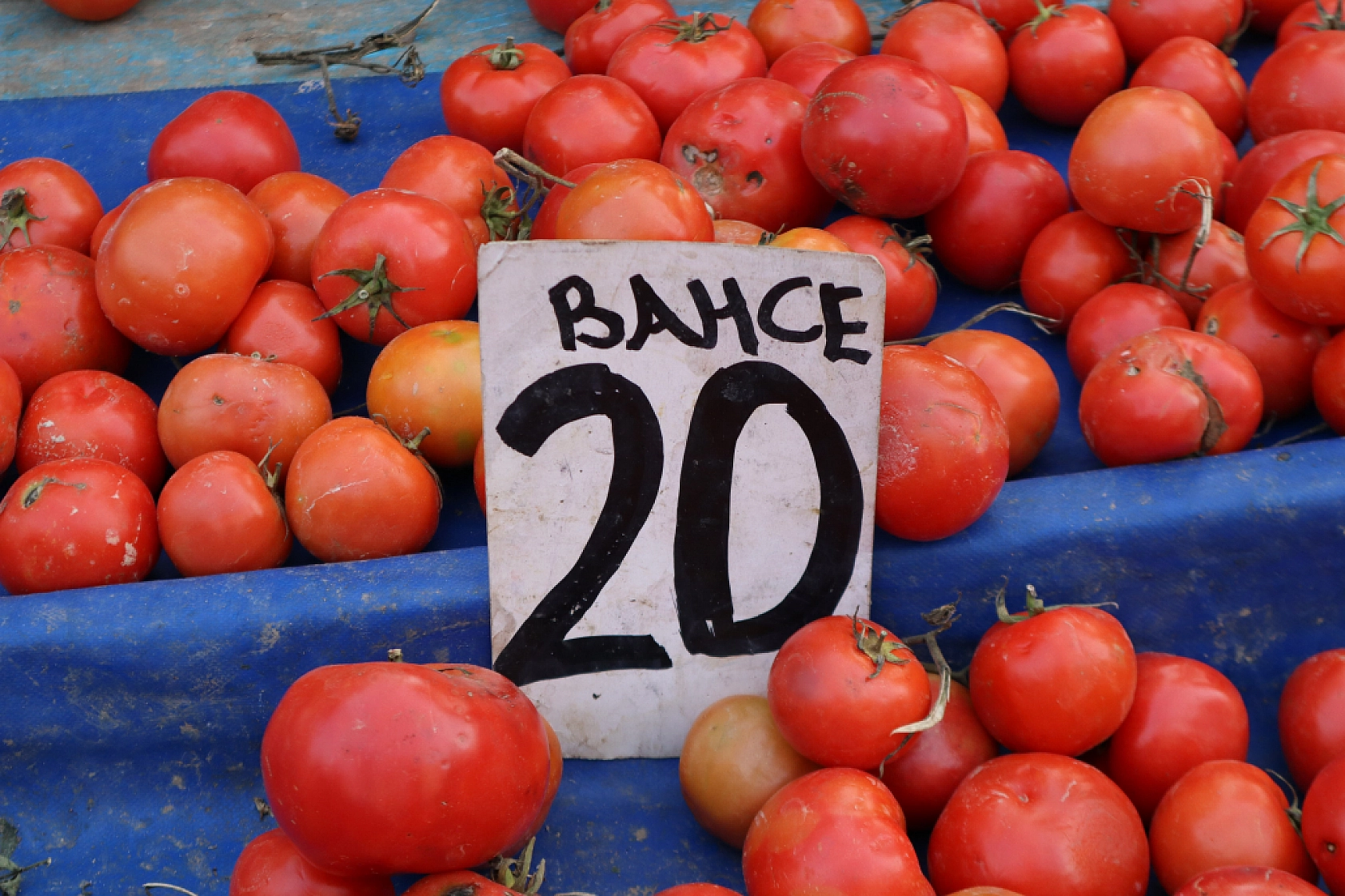 Soğuk hava pazar fiyatını etkiledi: Sebze yüz güldürürken, meyve cep yaktı!