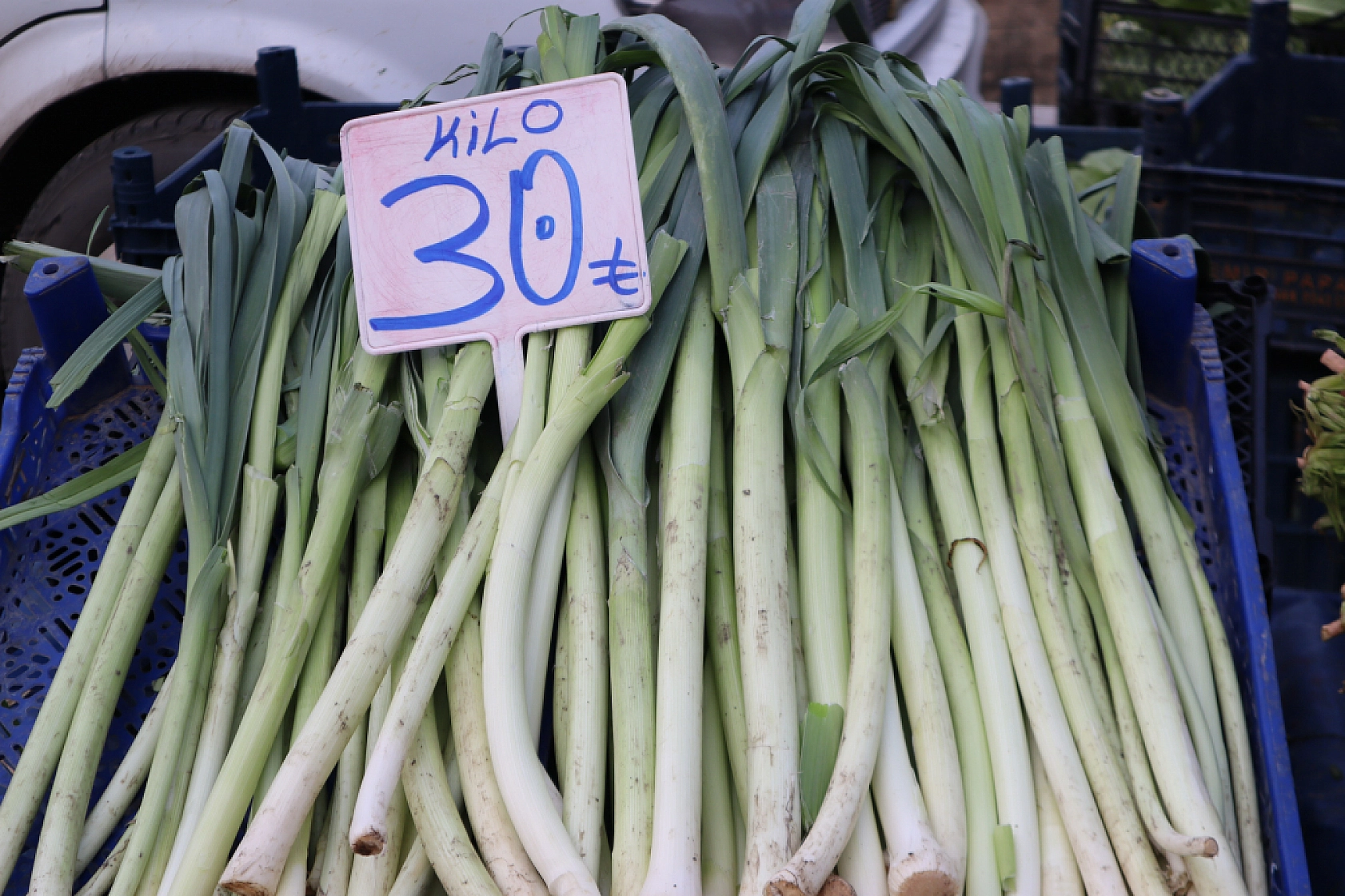 Soğuk hava pazar fiyatını etkiledi: Sebze yüz güldürürken, meyve cep yaktı!