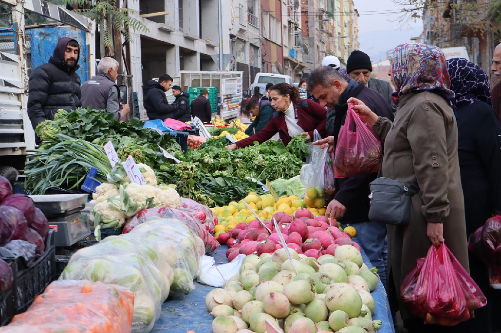 Soğuk hava pazar fiyatını etkiledi: Sebze yüz güldürürken, meyve cep yaktı!