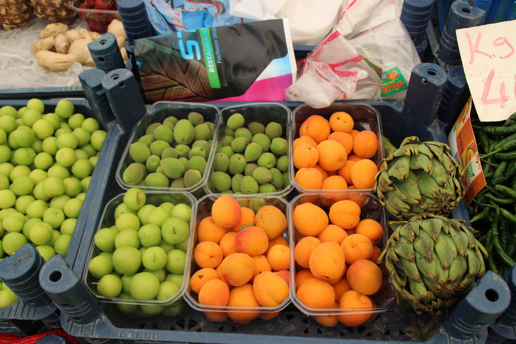 Malatya'da pazar tezgahlarında fiyat tersine döndü: Domates 35 lira, erik 200 lira!