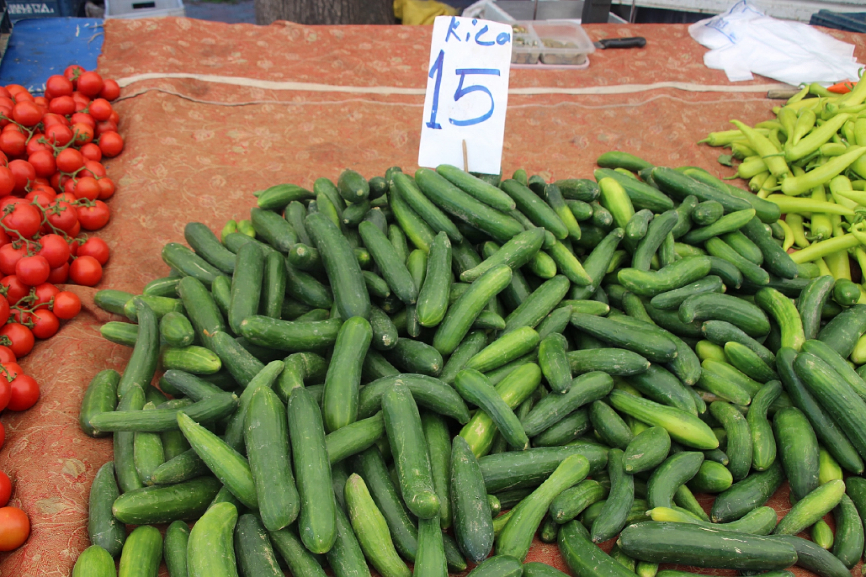 Malatya'da pazar tezgahlarında fiyat tersine döndü: Domates 35 lira, erik 200 lira!