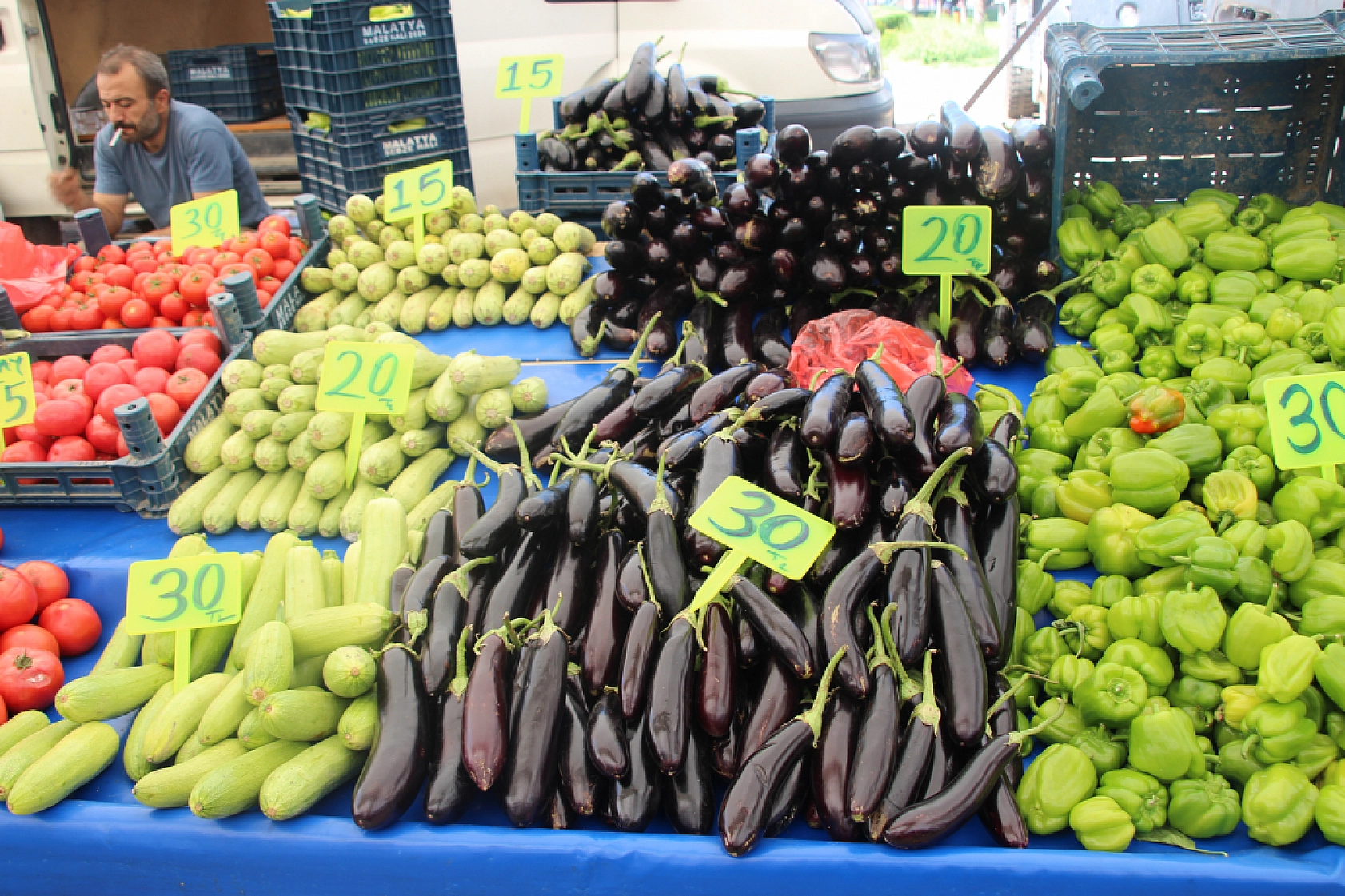 Malatya'da pazar tezgahlarında fiyat tersine döndü: Domates 35 lira, erik 200 lira!