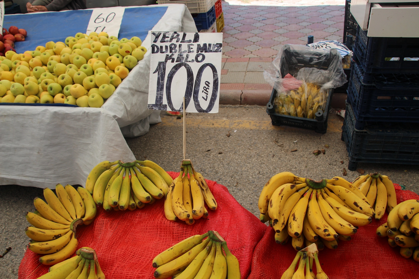 Malatya'da pazar tezgahlarında fiyat tersine döndü: Domates 35 lira, erik 200 lira!