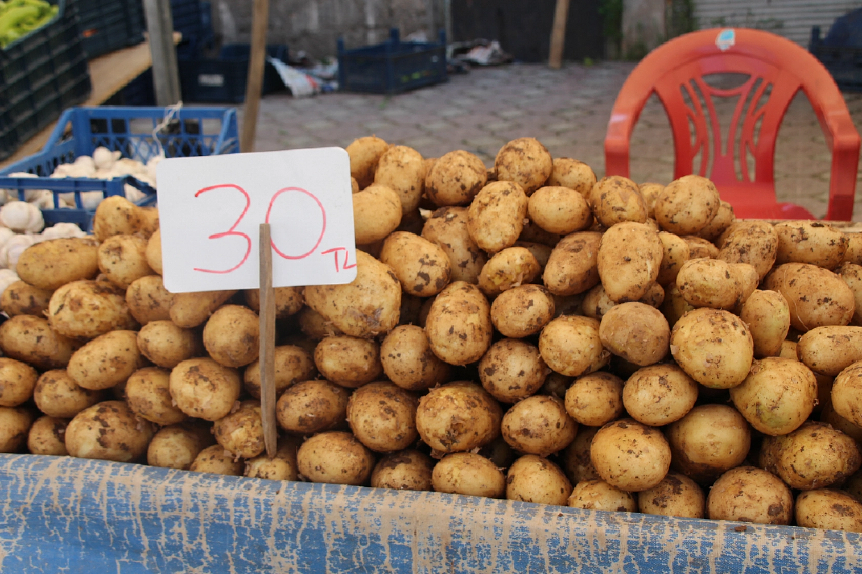 Malatya'da pazar tezgahlarında fiyat tersine döndü: Domates 35 lira, erik 200 lira!
