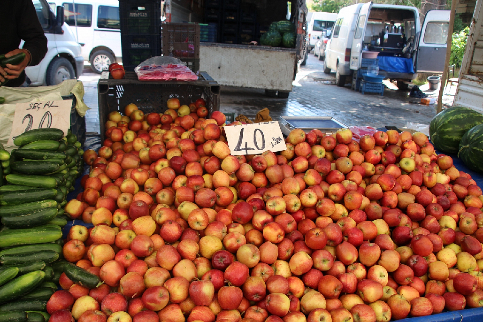 Malatya'da pazar tezgahlarında fiyat tersine döndü: Domates 35 lira, erik 200 lira!