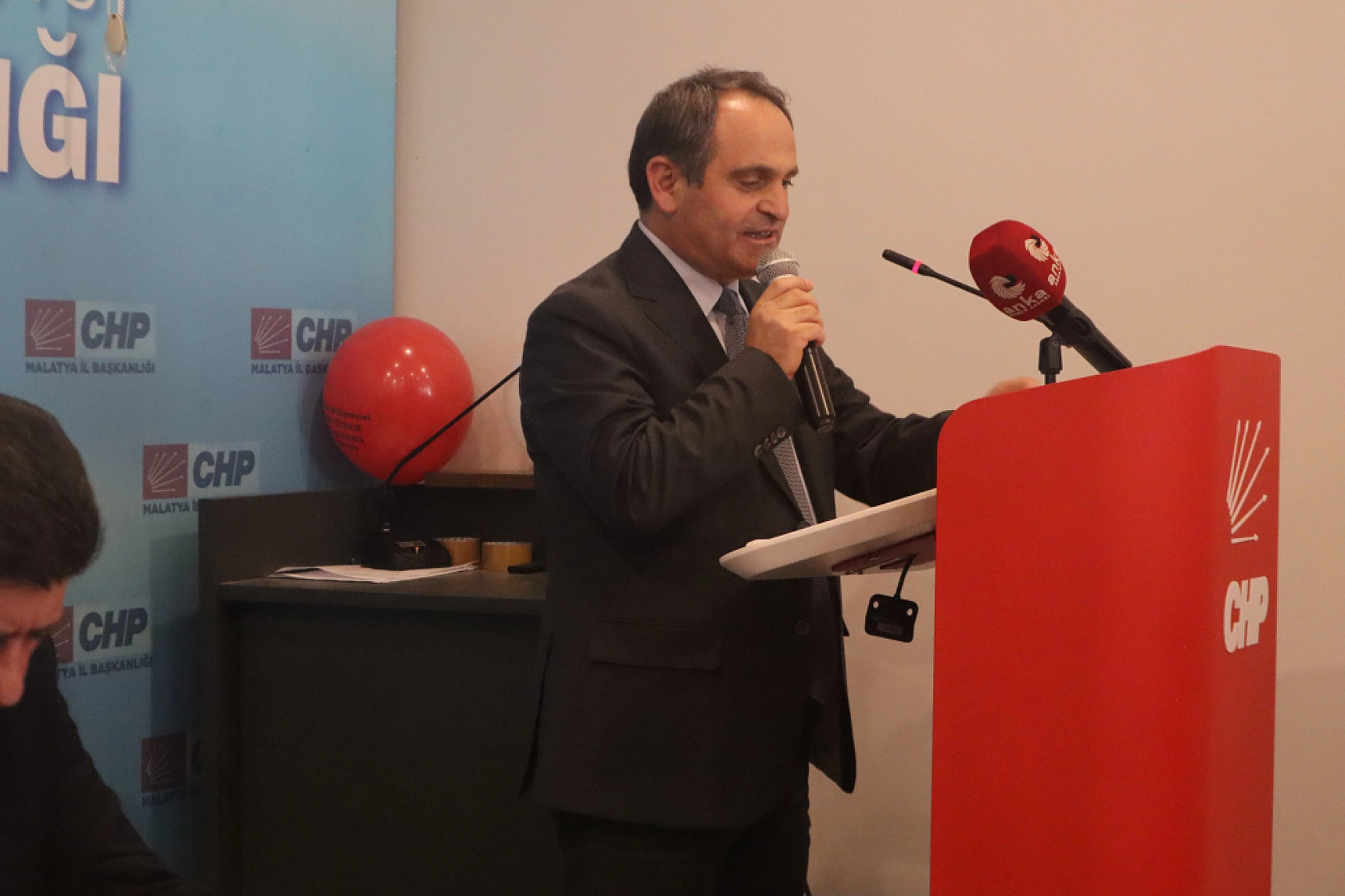 CHP'de 'Makam' çatlağı: İstifaların perde arkasından 'koltuk' çıktı!