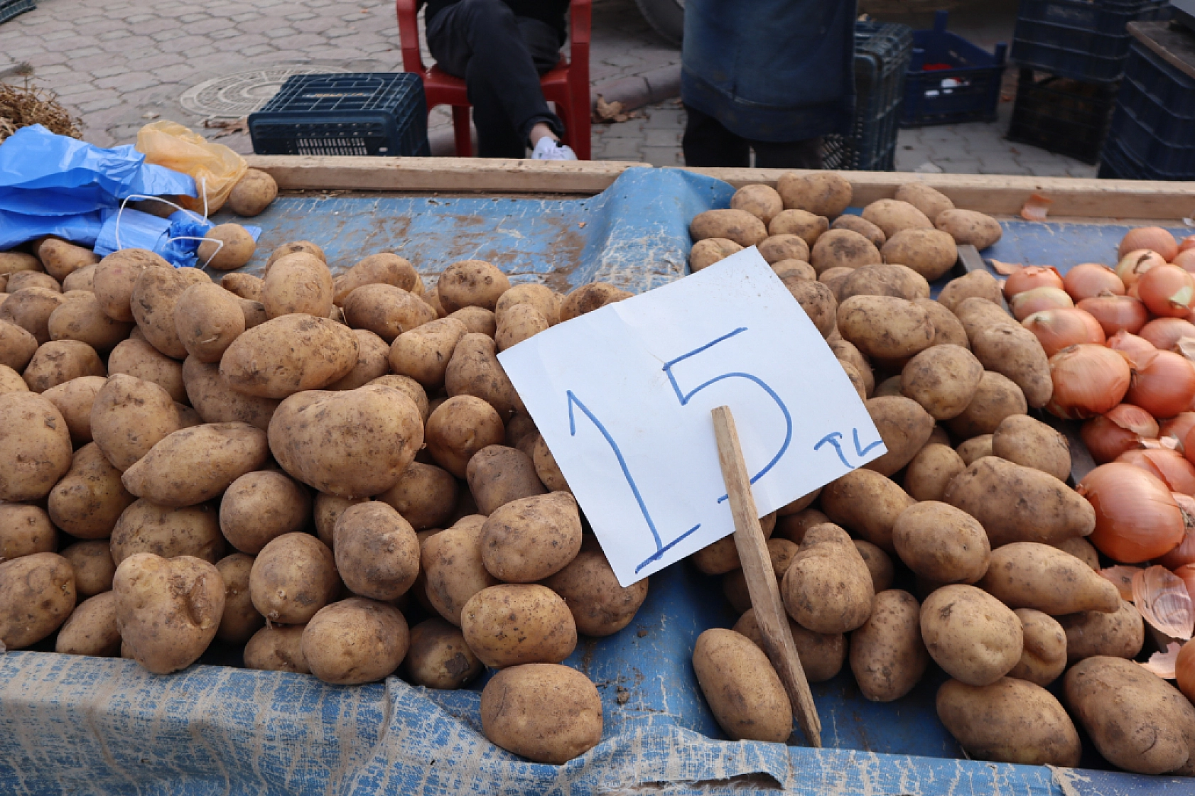 Asgari ücret cebe girmeden eridi: Malatyalılar bakmakla yetiniyor!