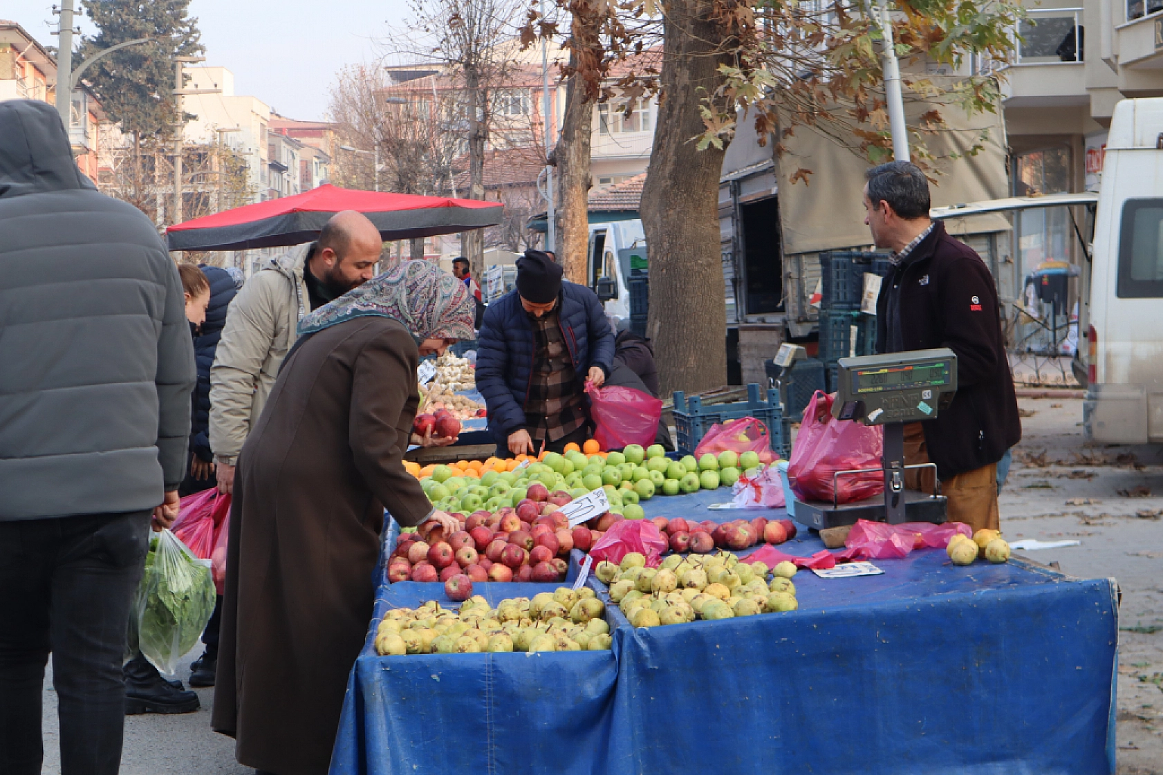Asgari ücret cebe girmeden eridi: Malatyalılar bakmakla yetiniyor!