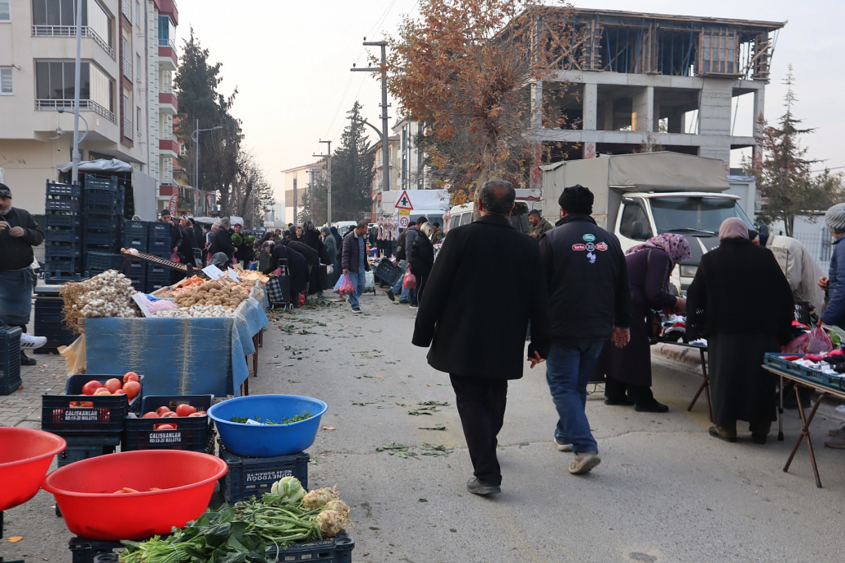 Asgari ücret cebe girmeden eridi: Malatyalılar bakmakla yetiniyor!