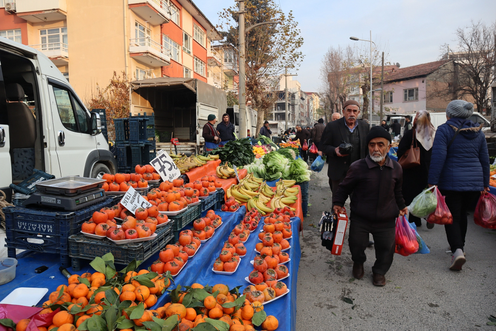 Asgari ücret cebe girmeden eridi: Malatyalılar bakmakla yetiniyor!