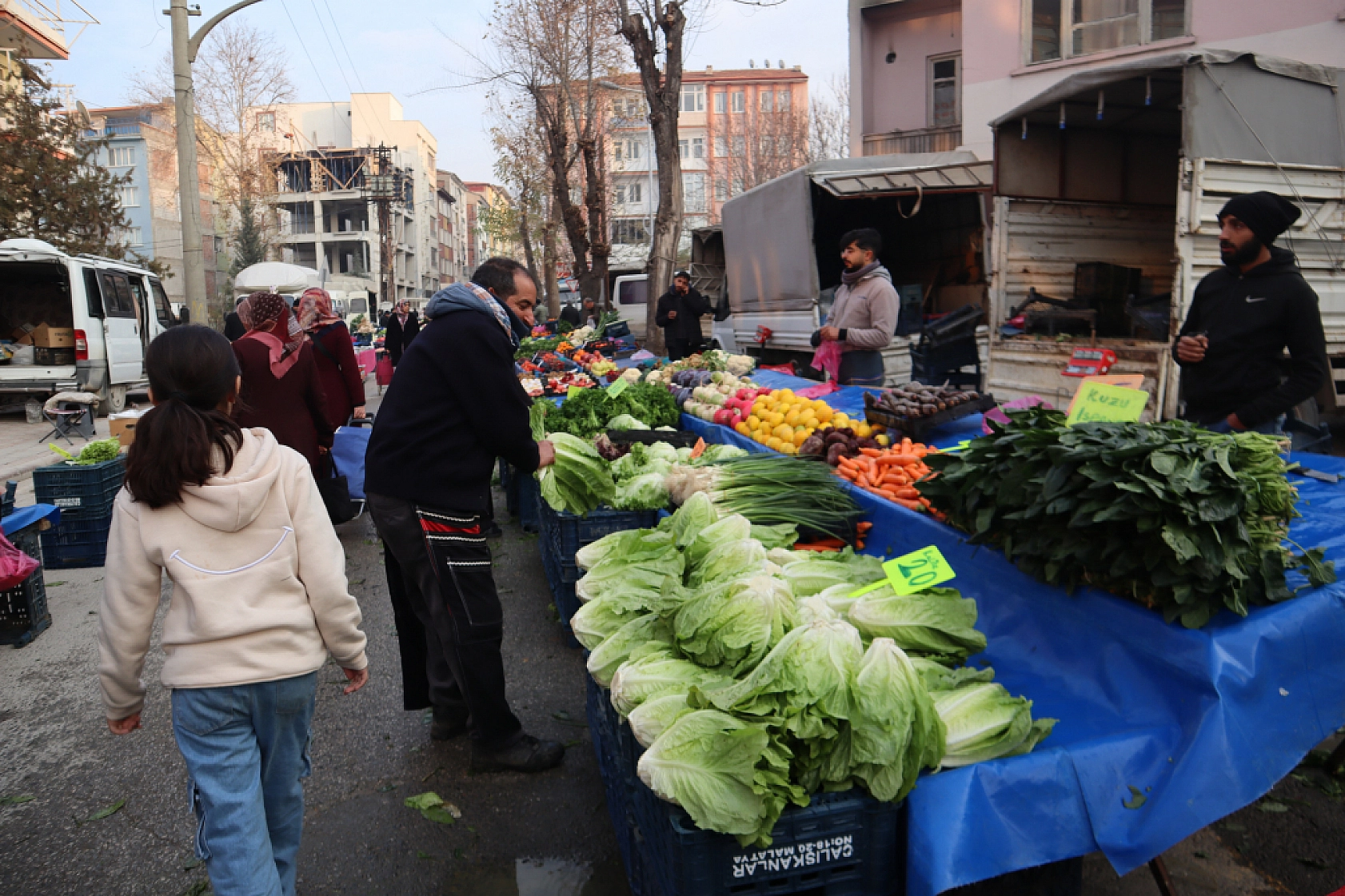Asgari ücret cebe girmeden eridi: Malatyalılar bakmakla yetiniyor!