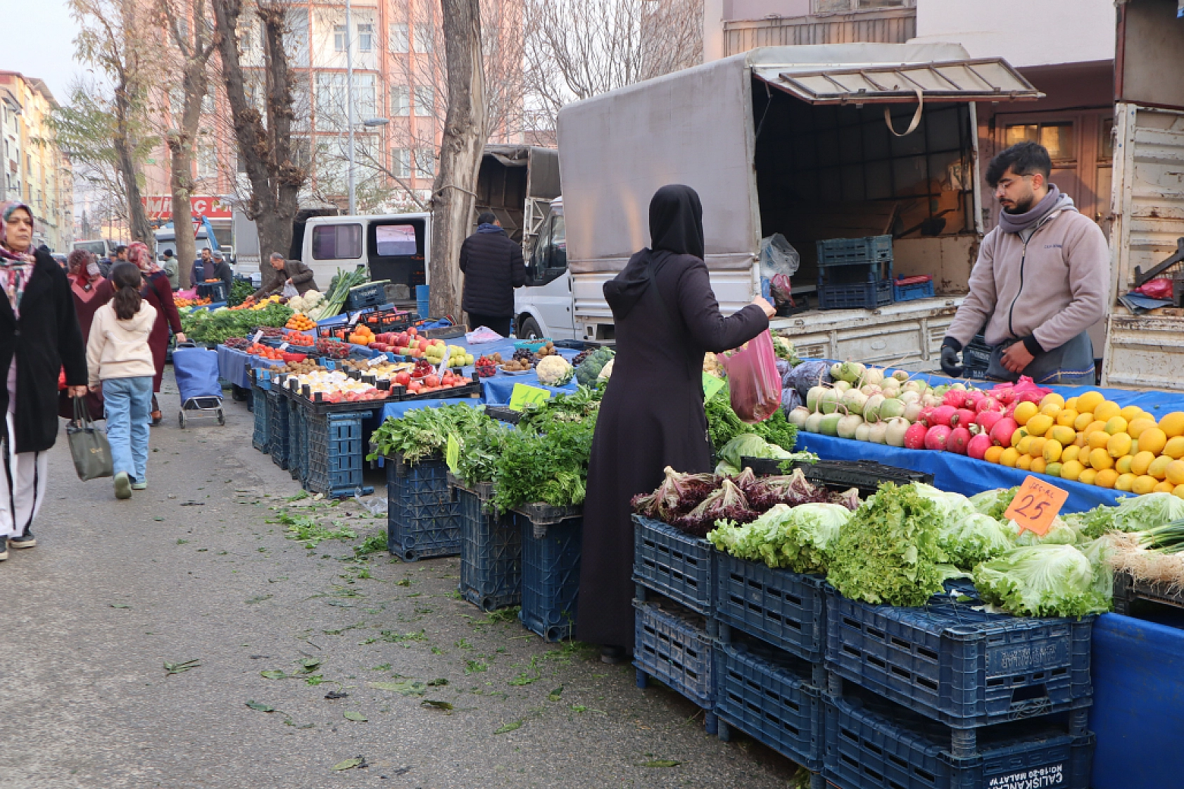 Asgari ücret cebe girmeden eridi: Malatyalılar bakmakla yetiniyor!
