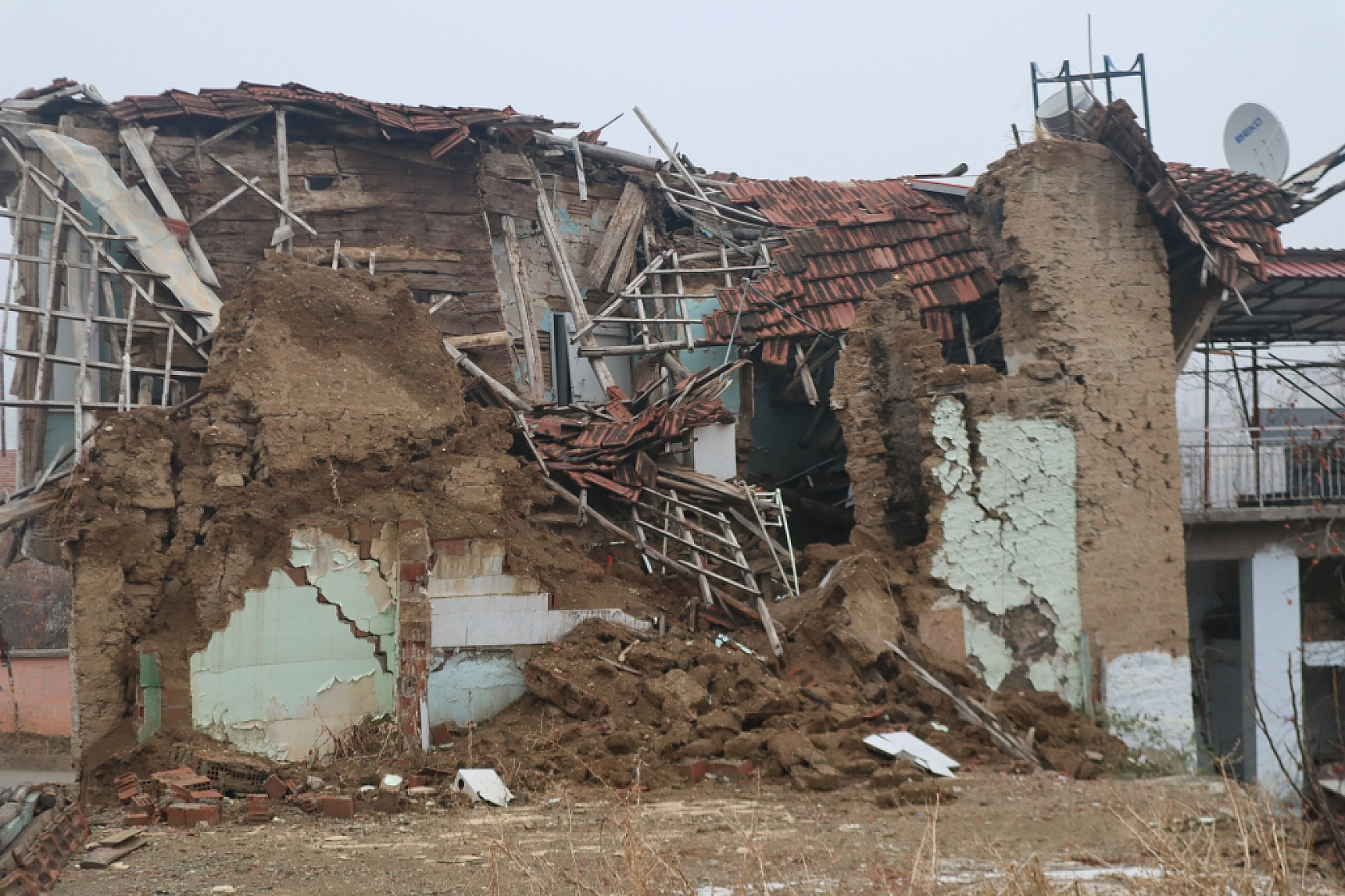 Malatya'da Eski Binalarda Göçme Riski Artıyor: Yapılar Tehlike Altında..!!