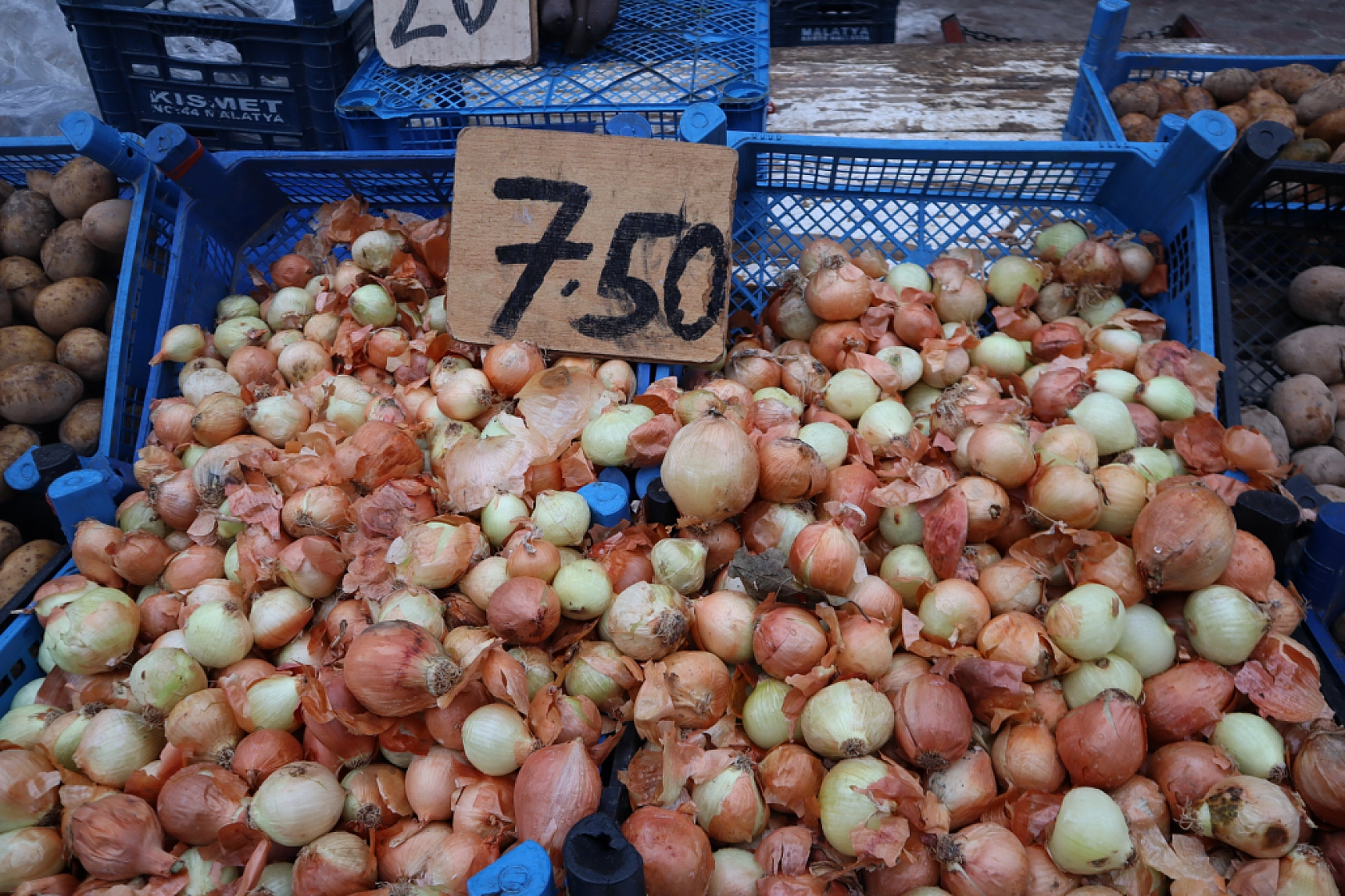 Malatya'da soğuk hava semt pazarlarını vurdu!