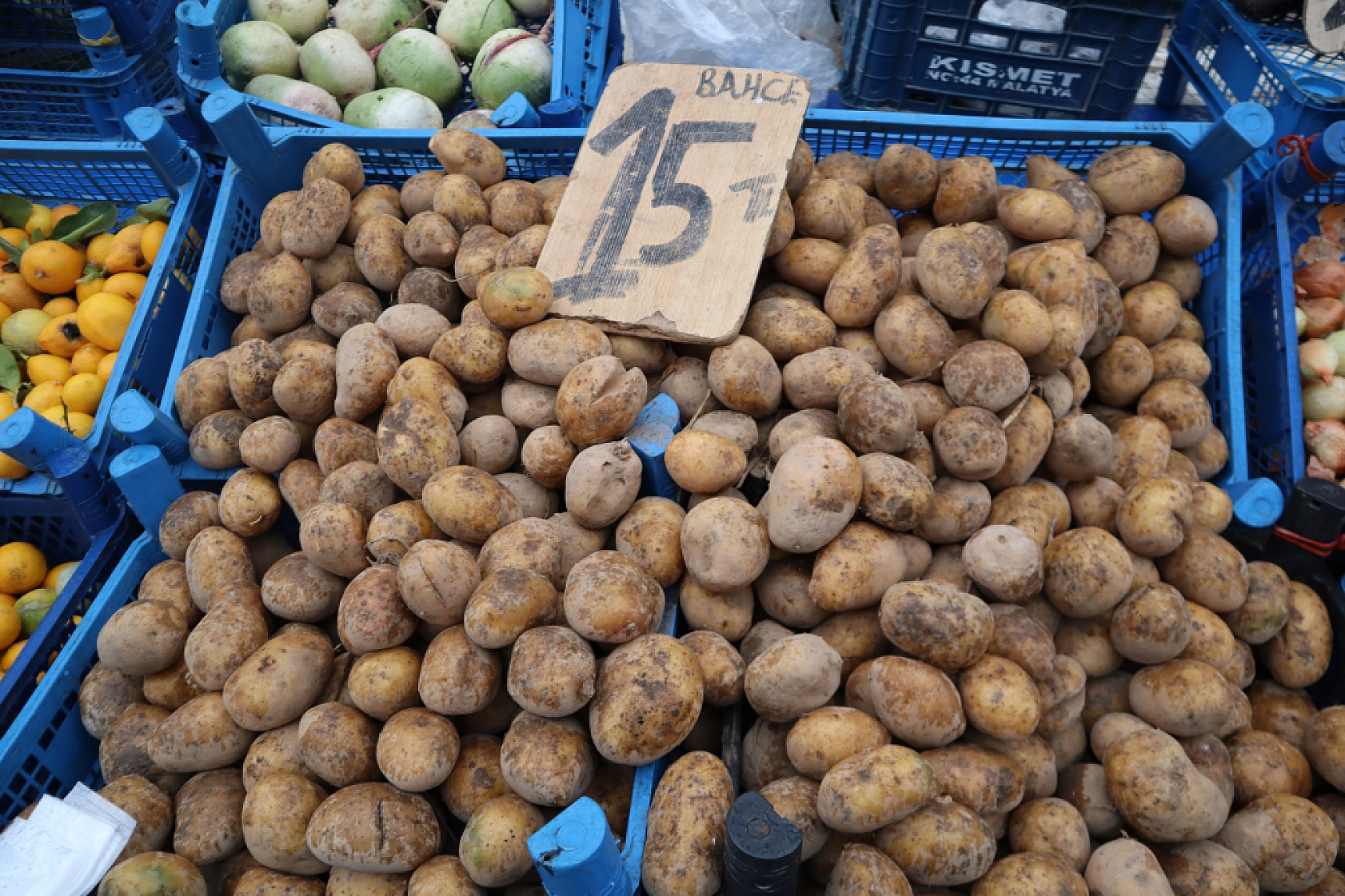 Malatya'da soğuk hava semt pazarlarını vurdu!