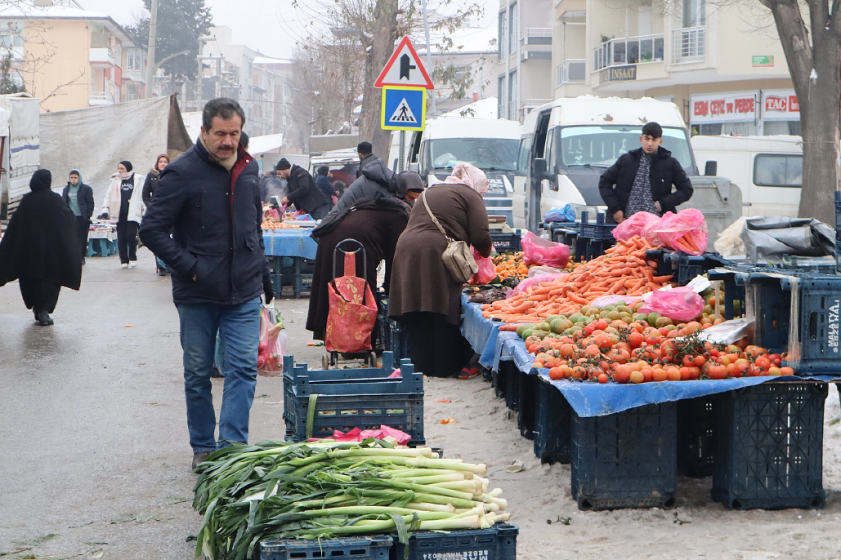 Malatya'da soğuk hava semt pazarlarını vurdu!