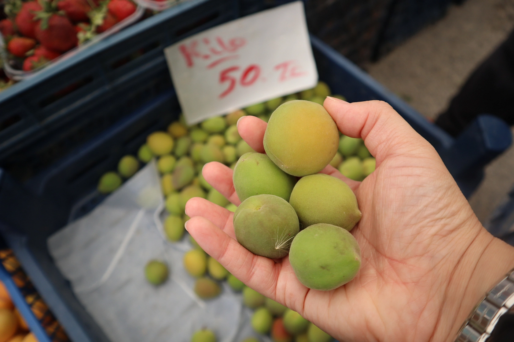 Pazarda fiyat dengesi değişti: Meyveye el değmiyor! İşte güncel pazar fiyatları....